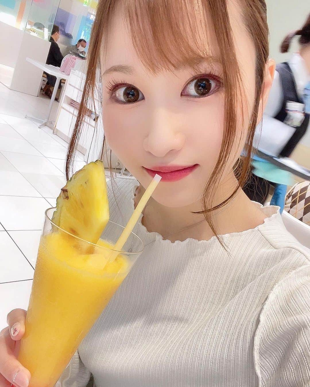 白宮奈々さんのインスタグラム写真 - (白宮奈々Instagram)「. おはようございます☺️✨ . フルーツジュースっ🍹✨ カフェデート付き合ってくれますか？？❤️ . . 雨の日の写真だから… 前髪がぺったんこになっちゃってるけど… 気にしないでくださいね🥺？？ . . .  . . . ❤️写真集『ビキニパークへようこそ』発売中❤️ . ❤️トレーディングカード発売中❤️ . . . #ミスFLASH2020  #アイドル  #idol #モデル #model  #童顔  #japanesegirl #japaneseidol  #asiangirls #asian #asianbeauty  #ig_japan #igers #picoftheday #lingerie  #童顔女子 #低身長女子 #低身長  #低身長コーデ #かわいいものが好き #ファッション #ファッションコーデ  #ヘアアレンジ #ヘアスタイル」5月10日 7時33分 - shiromiya_nana