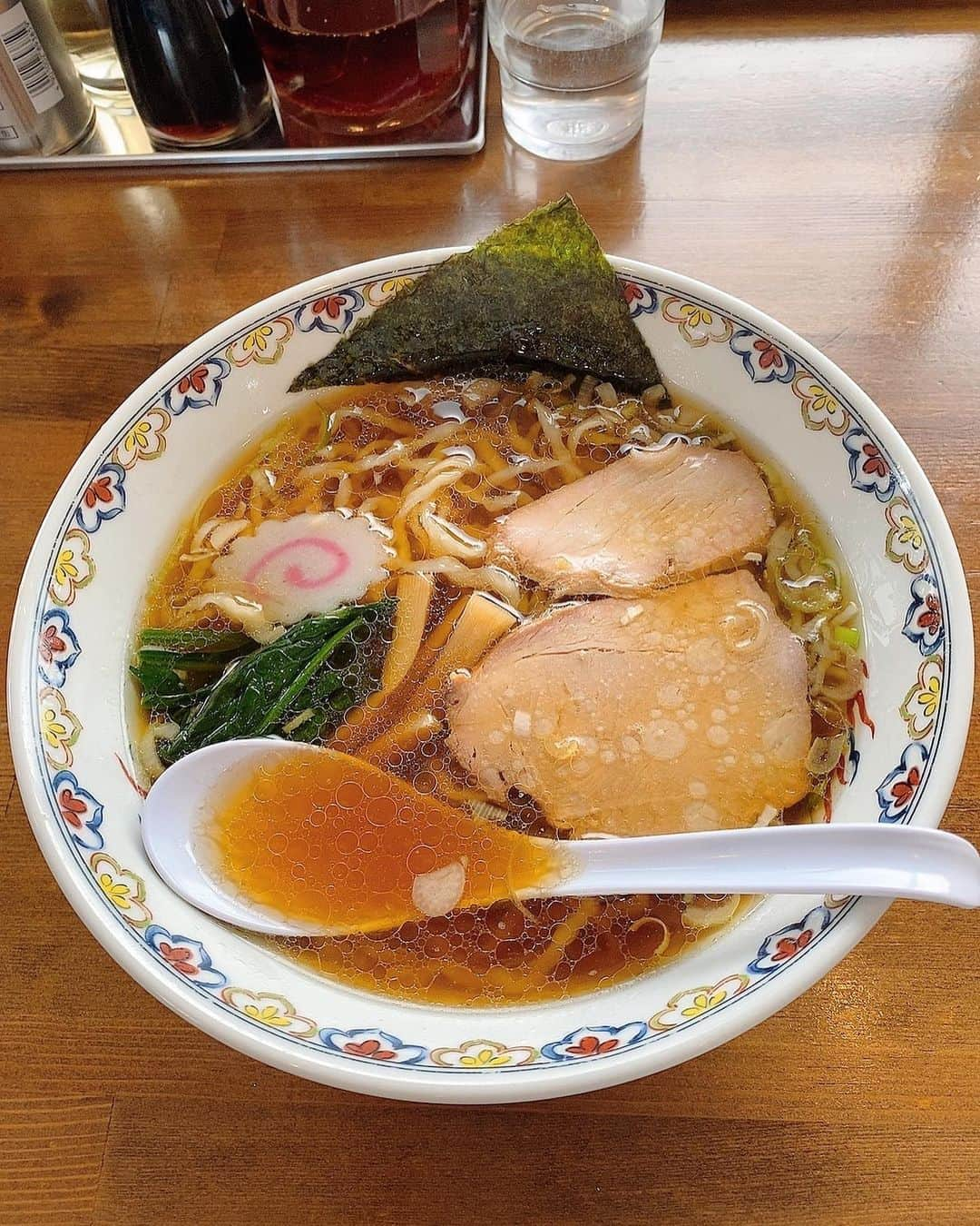 佐藤ゆうきさんのインスタグラム写真 - (佐藤ゆうきInstagram)「GWは福島までラーメンを食べに行きました🥰  念願の白河ラーメン✨  えびまさ 【　@ebimasa.sirakawateuti 】  開店前からお店の前の予約表に予約名を書かないと行列で入れない‼︎  開店時間にはすごい人の数で駐車場すら埋まってしまう人気店でした🥺  初めて食べた縮れ麺が最高に大好きになりました😍  夏頃また行きたいな🥹」5月10日 10時25分 - yuuki_sto