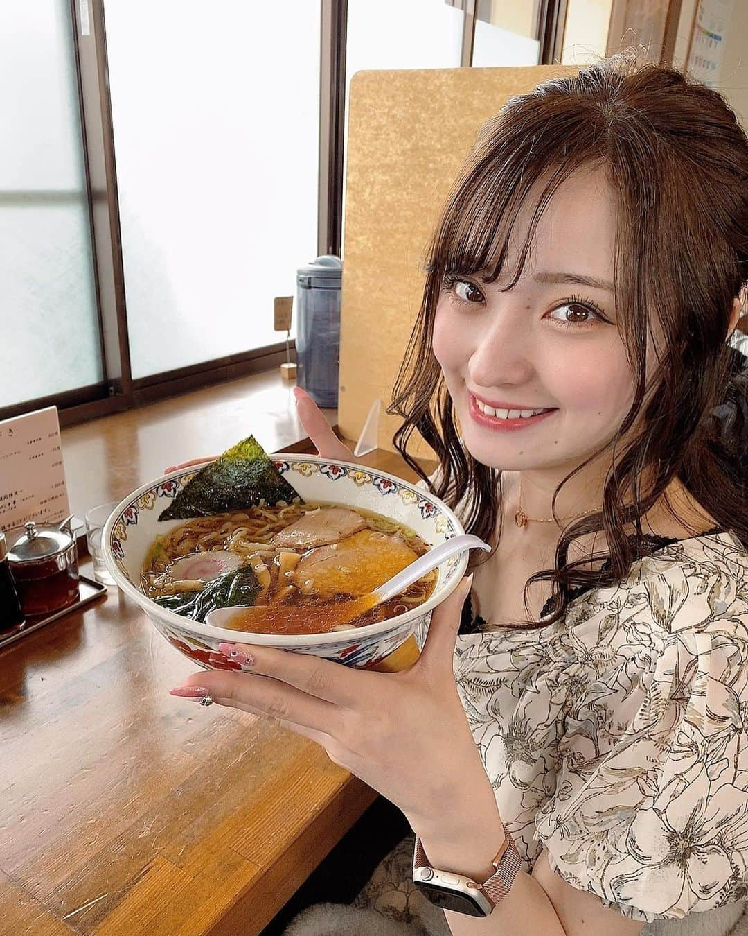 佐藤ゆうきさんのインスタグラム写真 - (佐藤ゆうきInstagram)「GWは福島までラーメンを食べに行きました🥰  念願の白河ラーメン✨  えびまさ 【　@ebimasa.sirakawateuti 】  開店前からお店の前の予約表に予約名を書かないと行列で入れない‼︎  開店時間にはすごい人の数で駐車場すら埋まってしまう人気店でした🥺  初めて食べた縮れ麺が最高に大好きになりました😍  夏頃また行きたいな🥹」5月10日 10時25分 - yuuki_sto