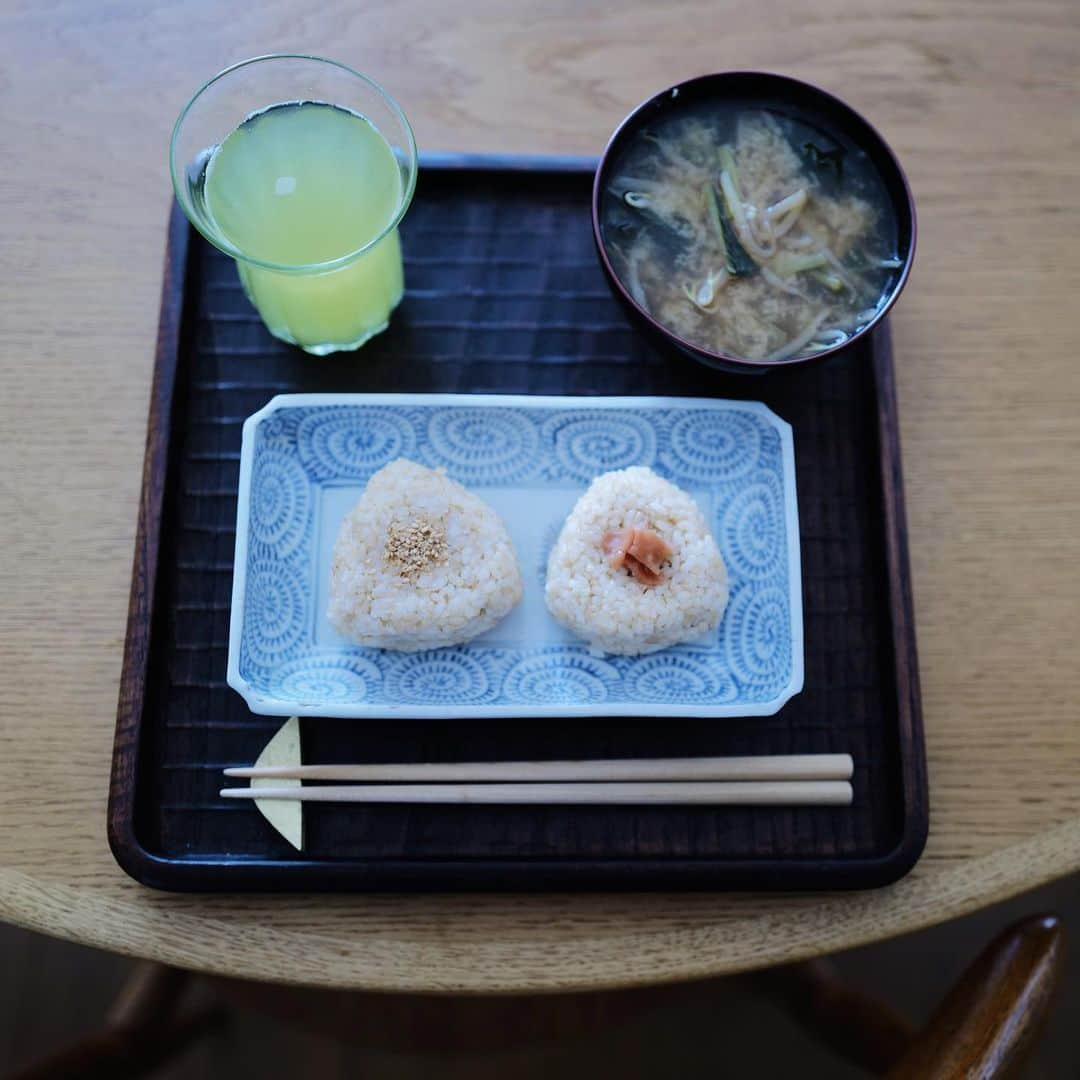 高山都さんのインスタグラム写真 - (高山都Instagram)「夏のひとり飯の定番、豆腐のっけた玄米、今日はきざみめかぶとなめ茸、韓国海苔とごま油と梅干しで。手抜き中の手抜き飯も、薬のように頼っている @daybyday__2016 の #江頭さんの玄米 のおかげで美味しいし身体に優しいし、うつわも #おおやぶみよ さん @miyooyabu の美しいガラス鉢で。 🙋🏻‍♂️のおにぎりのほうは、鮭フレークと梅干し。 玄米はすこしポロポロして握りづらいけど、お米の味が濃くて食感もよくて大好きです。 お皿は、江戸時代の古伊万里と @nurimono_ #赤木明登 さんの漆器。 お茶は @en.tea の水出し柚子緑茶🍵 なんでもない普通のご飯も、楽しみ方次第で自分にとってのご馳走にしちゃう。 家では極力、玄米を食べることを選択し始めて、3年が経つけど、ほんとうに肌も腸も調子が良い。」5月10日 11時18分 - miyare38