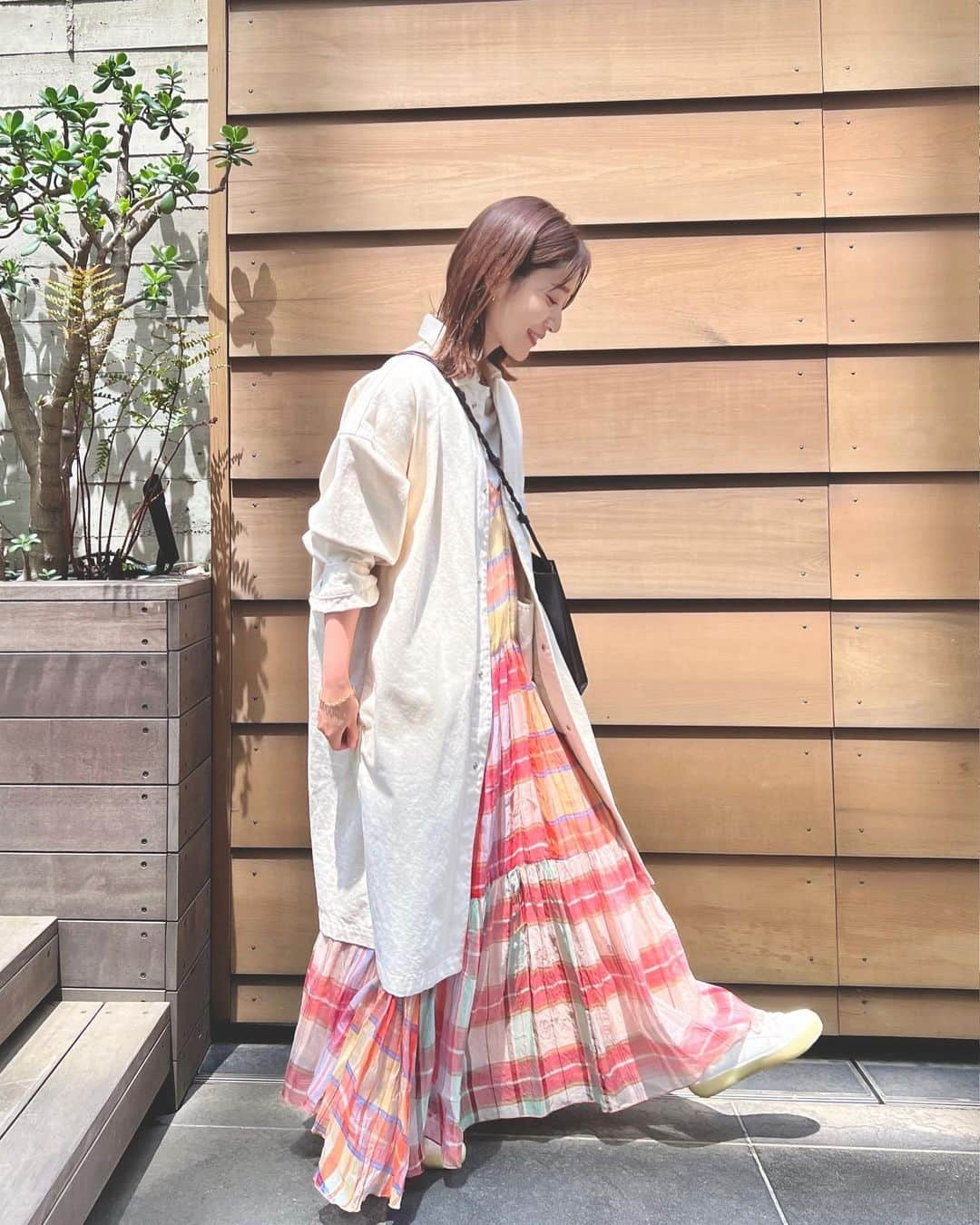 吉田明世さんのインスタグラム写真 - (吉田明世Instagram)「お日さまが出てる！嬉しい🌞  普段は無地の服ばかりですが 柄物は @forte_forte が好きなのです。 (ワンピースは2年前のものですが🙌) そしてこのスニーカー、 ワンピースに合わせてもやはり可愛い。  coat & bag @jilsander   one-piece  @forte_forte   sneaker @forte_forte ✖︎ @superga_jpn  @forte_forte.ginza   #forteforte #superga #jilsander」5月10日 12時01分 - akiyo0414