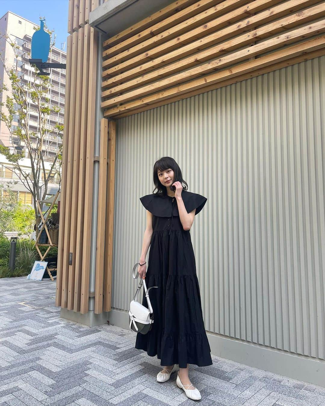 沖田愛加さんのインスタグラム写真 - (沖田愛加Instagram)「黒のワンピース👗 襟が取り外し可能で、カーディガンと合わせて着たりしてた🙆‍♀️ 二の腕が少し隠れるから細く見せてくれる☺︎ . . . 👗 @randeboo_official 👡 @charleskeith_jp . . 今日は雨予報だったのに天気が良くて嬉しいなあ  #ランデブー #randeboo #黒ワンピース」5月10日 12時28分 - okita_aika