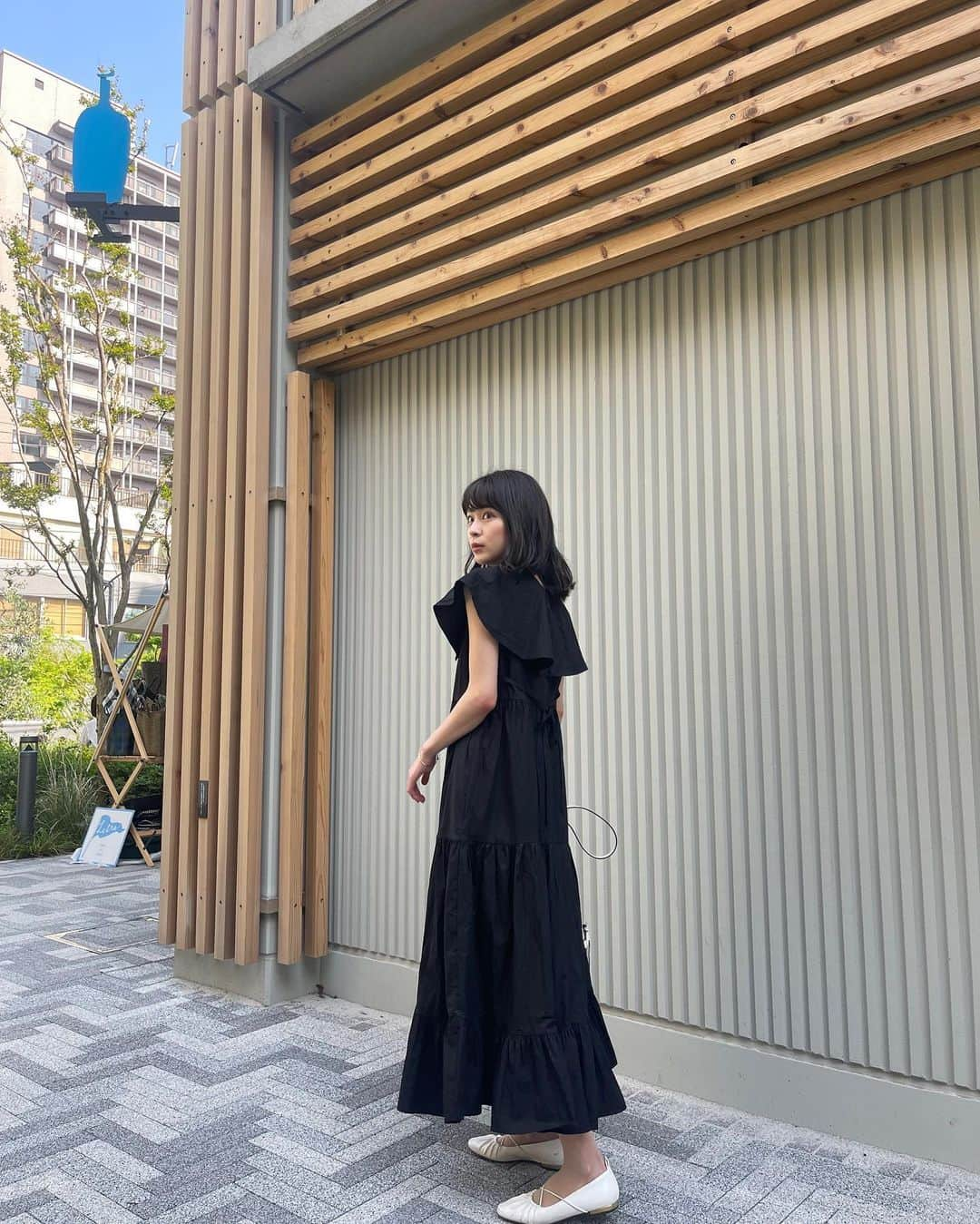 沖田愛加さんのインスタグラム写真 - (沖田愛加Instagram)「黒のワンピース👗 襟が取り外し可能で、カーディガンと合わせて着たりしてた🙆‍♀️ 二の腕が少し隠れるから細く見せてくれる☺︎ . . . 👗 @randeboo_official 👡 @charleskeith_jp . . 今日は雨予報だったのに天気が良くて嬉しいなあ  #ランデブー #randeboo #黒ワンピース」5月10日 12時28分 - okita_aika