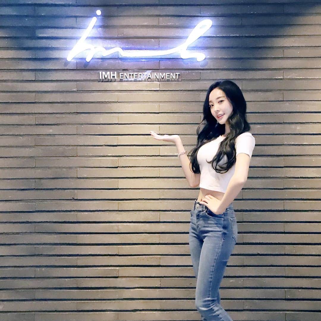 ホン・ジニョンさんのインスタグラム写真 - (ホン・ジニョンInstagram)「나현아 환영해~~♡ #많은사랑부탁드립니다🙇‍♀️」5月10日 14時31分 - sambahong