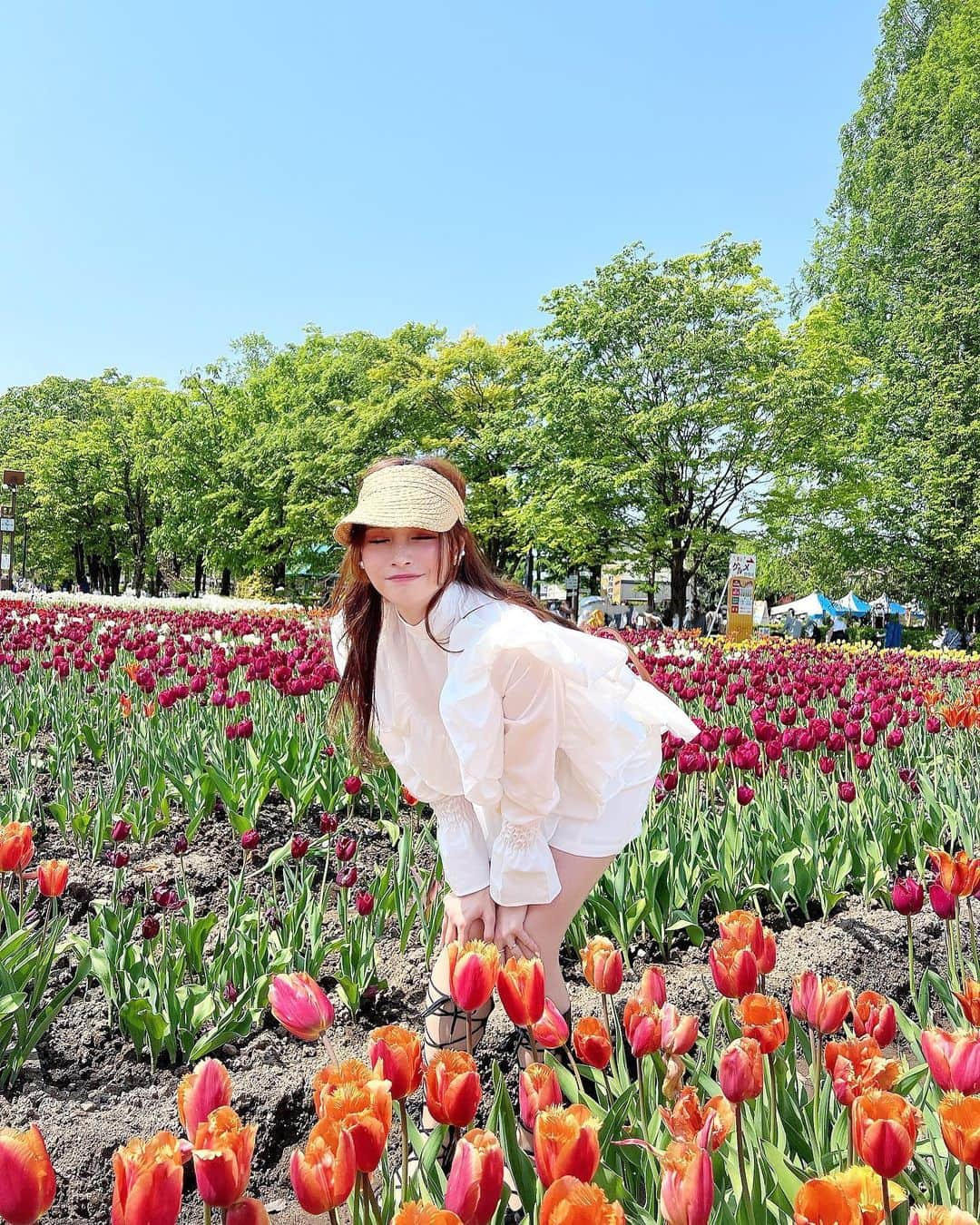 得あゆさんのインスタグラム写真 - (得あゆInstagram)「砺波チューリップフェア🌷 ザ、地元の公園⛲️ GWに富山に帰った時だけ見る事ができる！ 一面のチューリップ🌷とても可愛いかった〜🌷❤️  tops : @mirror.me_official 🤍 質問沢山頂いてたこのtops😍 可愛すぎるのでいっぱい着回す🤍🤍🤍🤍  ・ ・ ・ ・ ・ ・ ・ ・ ・ ・ ・ ・ ・  #mirrormeスタイル#selectshopmirrorme#ミラーミー#mirrorme#tops#トップス#ブラウス#シャツ#着回し#着回しコーデ#サンバイザー#白コーデ#サンダル#チューリップ#チューリップ畑#砺波#砺波チューリップ公園#砺波チューリップフェア#チューリップフェア#お花畑#ゴールデンウィーク#gw#ママコーデ#ママファッション#子育てママ#gw旅行#富山グルメ#地元#田舎の風景#sunvalley」5月10日 16時43分 - tokuayu819