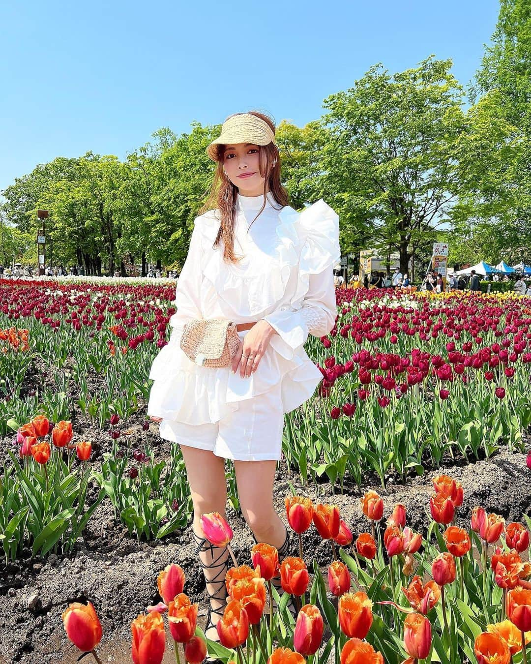 得あゆさんのインスタグラム写真 - (得あゆInstagram)「砺波チューリップフェア🌷 ザ、地元の公園⛲️ GWに富山に帰った時だけ見る事ができる！ 一面のチューリップ🌷とても可愛いかった〜🌷❤️  tops : @mirror.me_official 🤍 質問沢山頂いてたこのtops😍 可愛すぎるのでいっぱい着回す🤍🤍🤍🤍  ・ ・ ・ ・ ・ ・ ・ ・ ・ ・ ・ ・ ・  #mirrormeスタイル#selectshopmirrorme#ミラーミー#mirrorme#tops#トップス#ブラウス#シャツ#着回し#着回しコーデ#サンバイザー#白コーデ#サンダル#チューリップ#チューリップ畑#砺波#砺波チューリップ公園#砺波チューリップフェア#チューリップフェア#お花畑#ゴールデンウィーク#gw#ママコーデ#ママファッション#子育てママ#gw旅行#富山グルメ#地元#田舎の風景#sunvalley」5月10日 16時43分 - tokuayu819