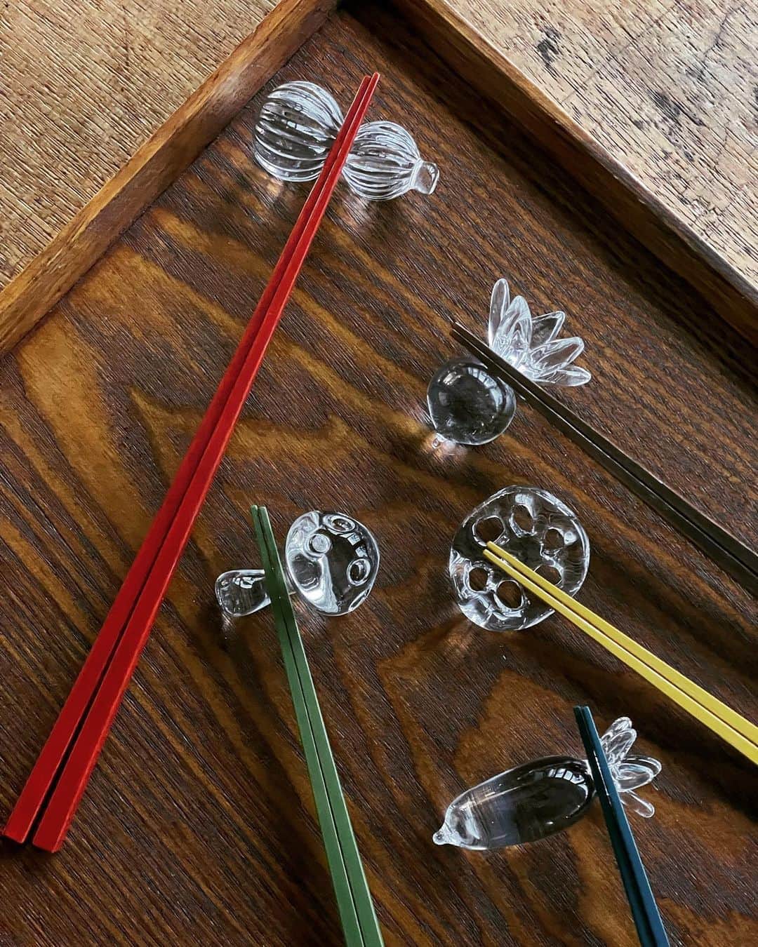 松井美緒さんのインスタグラム写真 - (松井美緒Instagram)「…そして ちらちら見せていた ガラスの箸置き。  こちらは mix and mingleオリジナルです。  作り手の @gokurakujiglass さんと一緒に あれこれとデザインし 出来上がりました🥢 もちろん、ひとつひとつ手作り。  .  5つがセットになった箸置きのデザインテーマは野菜。  かぶ、大根、蓮根、きのこに加え、 縁起の良いひょうたんをプラスしました。 桐の箱に入れてお届けしますので、 プレゼントにもぴったりです。  食事に使用しない時は、オブジェとして飾ってもサマになるかと思います😊  キラキラと可愛く綺麗ですよ✨  .  #箸置き #食卓　#おうちごはん #野菜 #縁起　#ひょうたん」5月10日 17時05分 - mio.matsui