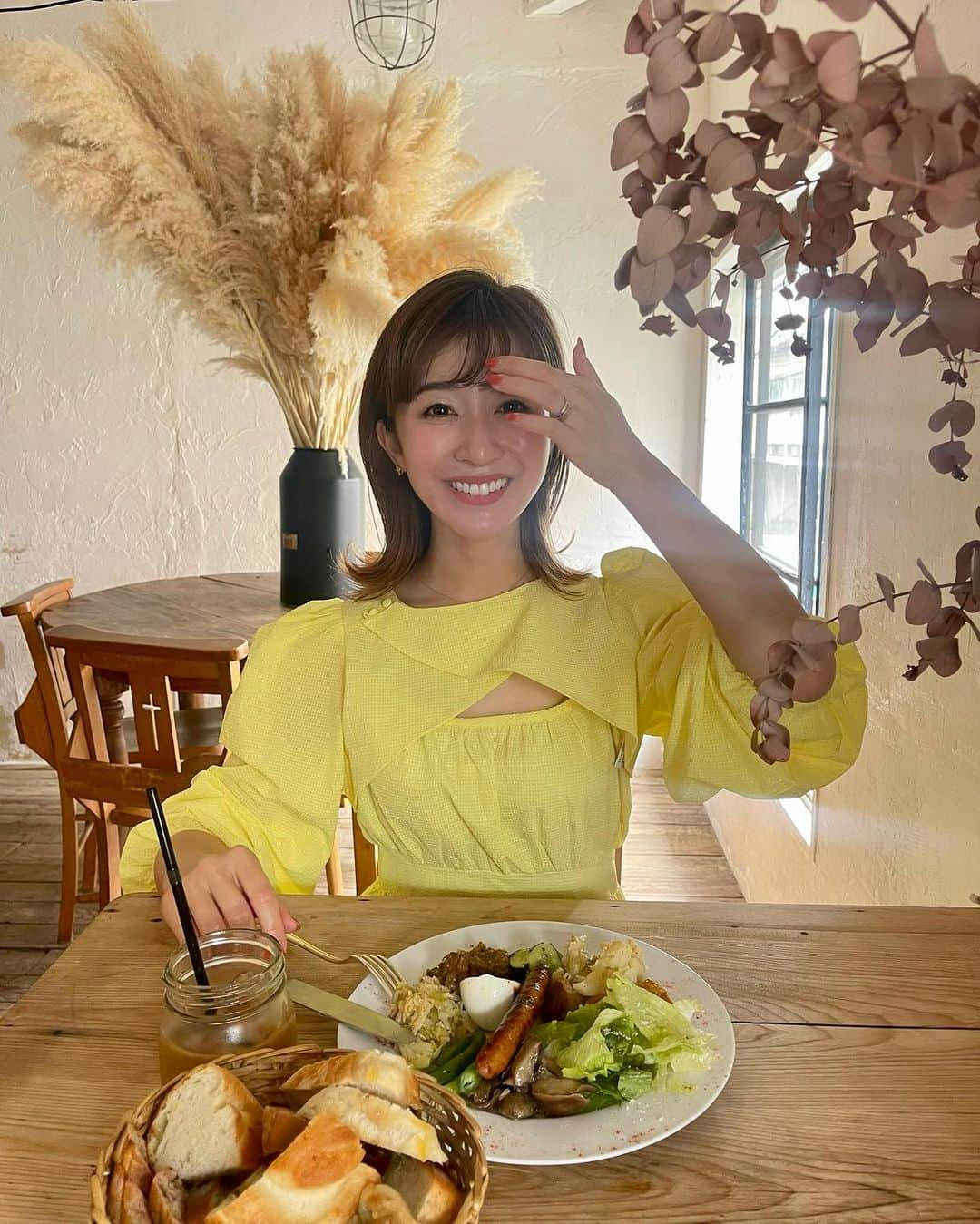 水野佐彩さんのインスタグラム写真 - (水野佐彩Instagram)「・ 先日のブランチデート🥗🍞🍀💗 最近 前髪はふわっと あとはタイトに仕上げるのが好き❣️  髪の毛の悩みは人それぞれですよね〜  私は多毛剛毛なんですが 前髪はぺたんとなりやすいのが悩み🥺  グロウラボという頭皮泡パックを使用してみたよ♡  一昨年12月に発売したばかりとのこと✨  グロウラボは 前髪やトップなどのボリュームケアとして利用できるの❣️ 泡で出てくるタイプで スカルプブラシで 前髪の根元をマッサージしながらケア✨✨ スポットケアで液だれしにくいのも 嬉しいポイントです🫶🏻🫶🏻  またこのスカルプブラシで頭皮をほぐすのが 気持ち良くて リラックスタイムにもぴったり💕💕  根元のボリュームで悩んでいる方に 是非使ってみてほしいな🥰🥰  #pr #グロウラボ #ヘアケア #前髪スタイリング #ふわっとヘア #スカルプケア #ヘアアレンジ  #ヘアケア」5月10日 18時42分 - saaya_mizuno