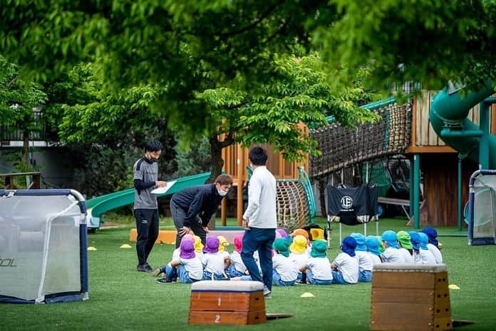 増嶋竜也さんのインスタグラム写真 - (増嶋竜也Instagram)「今日から柏さくら幼稚園で増嶋竜也サッカースクールがスタートしました！ 新たなチャレンジで不安がありますがサッカーを通じていろんな事を子供達には感じてもらいたいと思っています  #増嶋竜也サッカースクール #柏さくら幼稚園  #とにかく楽しく #とにかく元気に #子供は大人のパワーを根こそぎ吸い取りますね #毎週気合い入れていきます #新たなチャレンジがんばります」5月10日 18時53分 - masushima_tatsuya