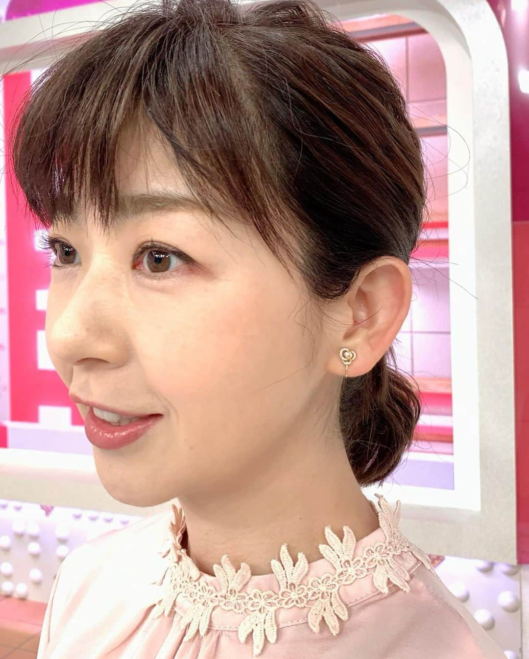 松尾由美子さんのインスタグラム写真 - (松尾由美子Instagram)「. こんばんは。 舌を噛んで左サイドに口内炎ができてしまいました… 痛いというより喋りづらい… 聞き取りにくくなかったですか？ ビタミンを飲めば早く治るかな…😅 今日もご覧いただき、 ありがとうございました。  ブラウス、スカート CAWAII @cawaii_official_  アクセ VENDOME AOYAMA @vendomeaoyama_official  ピンクのレースブラウスと黒のスカートで、大人フェミニンコーデ。 ブラウスの葉っぱ柄のレースがこなれた大人上品な雰囲気に。 ラップスカートは立体的なアシンメトリーなシルエットで甘すぎない絶妙なフェミニンさを演出してくれます。 イヤリングは小ぶりのビジューで華やかさとエレガントな印象に。  #松尾由美子 #松尾と服 #スーパーJチャンネル #Jチャン #夕方ニュース  #口内炎」5月10日 19時24分 - yumikomatsuo5