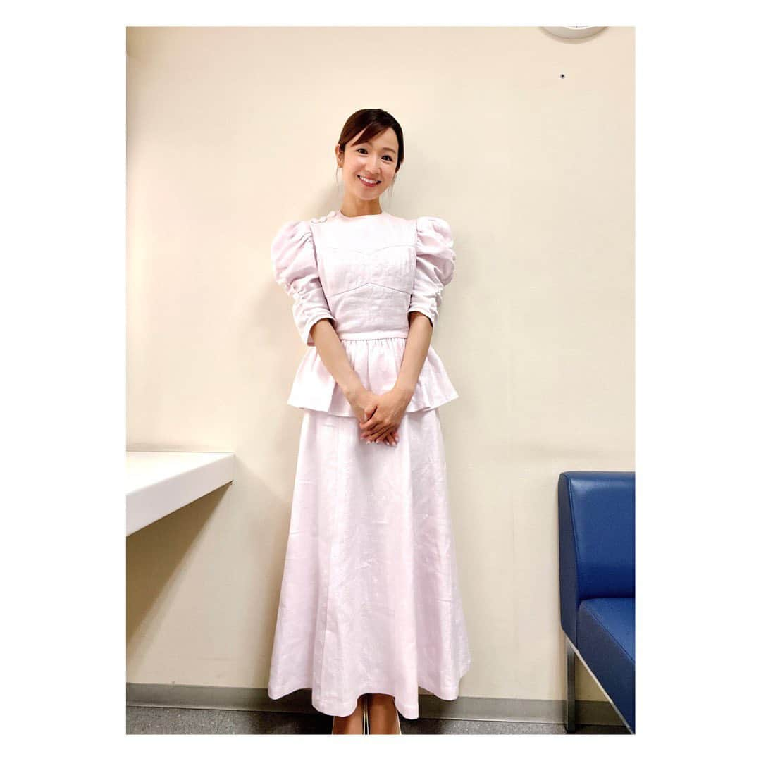 長野美郷さんのインスタグラム写真 - (長野美郷Instagram)「GW明け🌱 いかがお過ごしですか？  大人になってから 私は連休関係ないのであまりないですが  学生の頃は連休明けって 鉛を飲まされたような気分だったなぁ🫠 だるーーーーーんと。 そんな気分の方もいるでしょうか。 ぼちぼちいきましょう😊✨  最近のプライムニュースたち！ 2着とも#bordersatbalcony_official  カッティングがとっても素敵 空気を着てるみたいな。 袖を通した時 ちょっと叫びました🫢笑 ここで全身お披露目！👀  #プライムニュース #gw明け #ぼちぼちいきましょう」5月10日 19時30分 - misato_nagano_1127