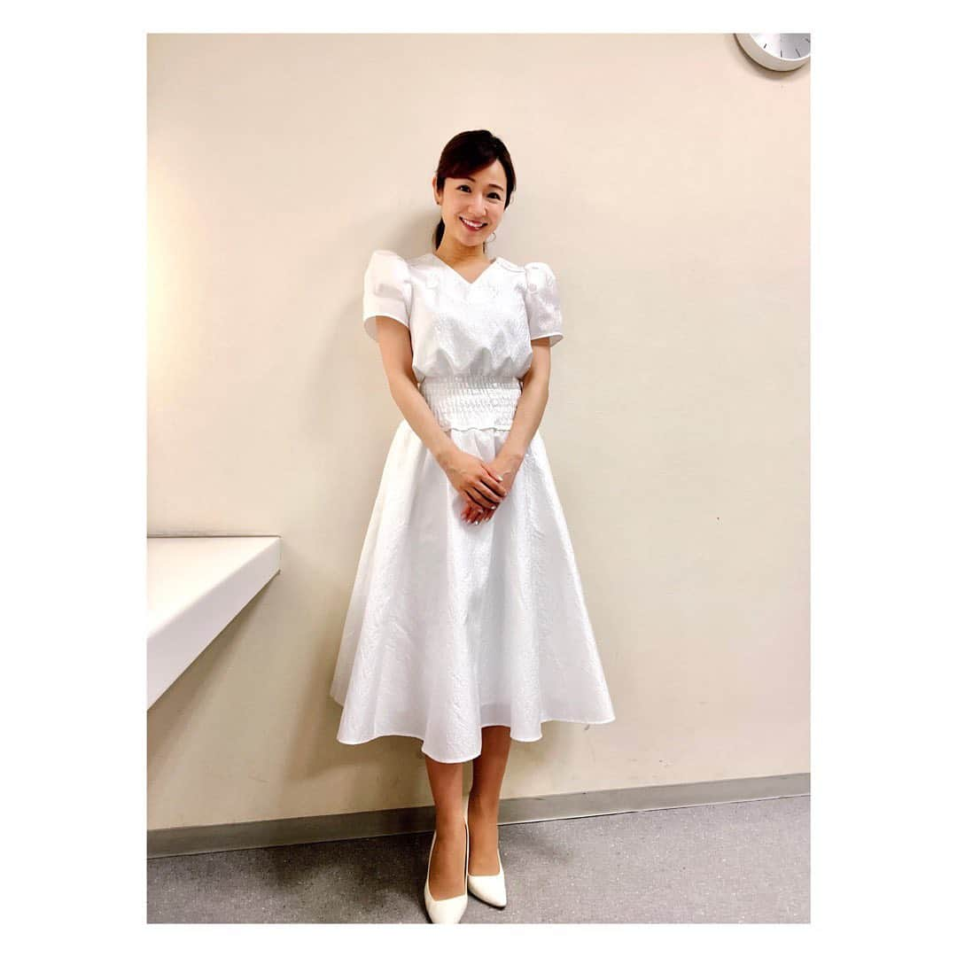 長野美郷さんのインスタグラム写真 - (長野美郷Instagram)「GW明け🌱 いかがお過ごしですか？  大人になってから 私は連休関係ないのであまりないですが  学生の頃は連休明けって 鉛を飲まされたような気分だったなぁ🫠 だるーーーーーんと。 そんな気分の方もいるでしょうか。 ぼちぼちいきましょう😊✨  最近のプライムニュースたち！ 2着とも#bordersatbalcony_official  カッティングがとっても素敵 空気を着てるみたいな。 袖を通した時 ちょっと叫びました🫢笑 ここで全身お披露目！👀  #プライムニュース #gw明け #ぼちぼちいきましょう」5月10日 19時30分 - misato_nagano_1127