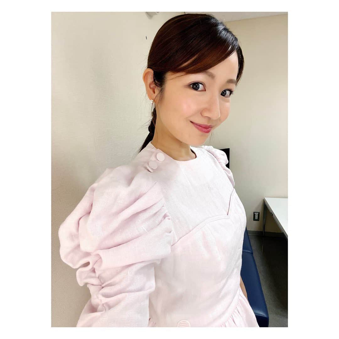 長野美郷さんのインスタグラム写真 - (長野美郷Instagram)「GW明け🌱 いかがお過ごしですか？  大人になってから 私は連休関係ないのであまりないですが  学生の頃は連休明けって 鉛を飲まされたような気分だったなぁ🫠 だるーーーーーんと。 そんな気分の方もいるでしょうか。 ぼちぼちいきましょう😊✨  最近のプライムニュースたち！ 2着とも#bordersatbalcony_official  カッティングがとっても素敵 空気を着てるみたいな。 袖を通した時 ちょっと叫びました🫢笑 ここで全身お披露目！👀  #プライムニュース #gw明け #ぼちぼちいきましょう」5月10日 19時30分 - misato_nagano_1127