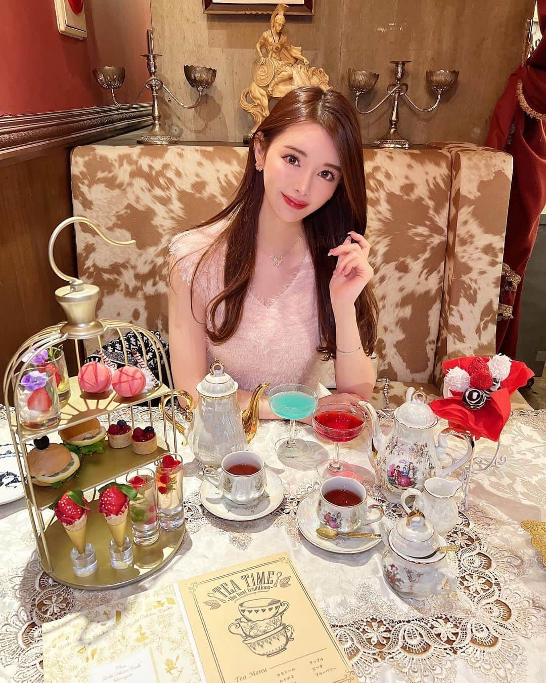 小川ももえさんのインスタグラム写真 - (小川ももえInstagram)「るみさんがアフタヌーンティー🫖&誕生日のお祝いしてくださいました🎂🤍 素敵なプレゼントもありがとうございます🥺💄💕  お店の演出もすごかった✨✨  #solomons#アフタヌーンティー#アフタヌーンティー巡り#原宿カフェ#原宿#harajuku#darich」5月10日 19時46分 - momoe_0406