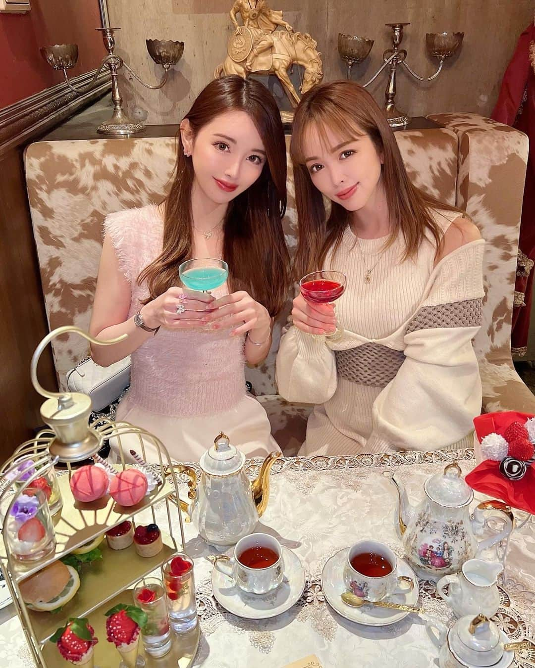 小川ももえさんのインスタグラム写真 - (小川ももえInstagram)「るみさんがアフタヌーンティー🫖&誕生日のお祝いしてくださいました🎂🤍 素敵なプレゼントもありがとうございます🥺💄💕  お店の演出もすごかった✨✨  #solomons#アフタヌーンティー#アフタヌーンティー巡り#原宿カフェ#原宿#harajuku#darich」5月10日 19時46分 - momoe_0406