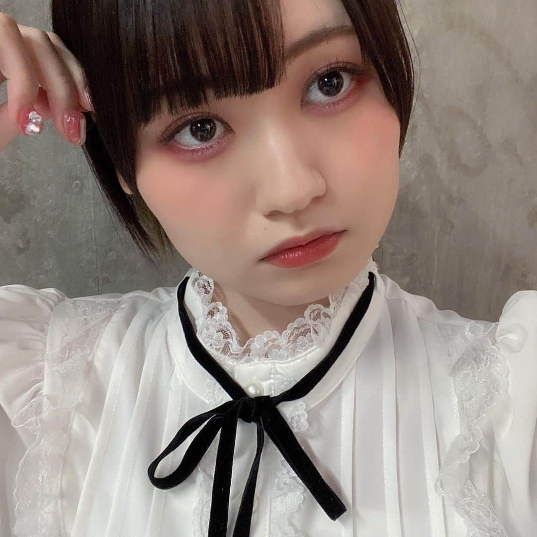 立花日菜さんのインスタグラム写真 - (立花日菜Instagram)「CUE! 3rd party ライブパンフレット🥀 ⠀ ⠀ うまく伝わるか分からないけど 新衣装、最初は新しいけど たくさん着る機会があって、ライブしたり撮影したり 次第にForever Friends衣装みたいに 定番衣装になっていくの、すごく好き。 ⠀ でもやっぱり4人だけのチーム衣装は特別！ この衣装も大好きだし〜〜！！ ミラミラの衣装も久しぶりに着たいな〜🖤🤍🪞 ⠀ ⠀ あとパンフ用の私服衣装！💐 利恵はひらひらブラウスに黒のスカート🖤 この時自分史上いちばん髪短いから ちょっと おとこのこ みたい？新鮮！ ⠀ ⠀ あと最後のは別日の撮影のときのやつなんだけど 同じ衣装だからいっか！と思っています(笑) 声優グランプリさんの撮影のときのやつ！📸✌🏻」5月10日 19時58分 - 17.tachibana