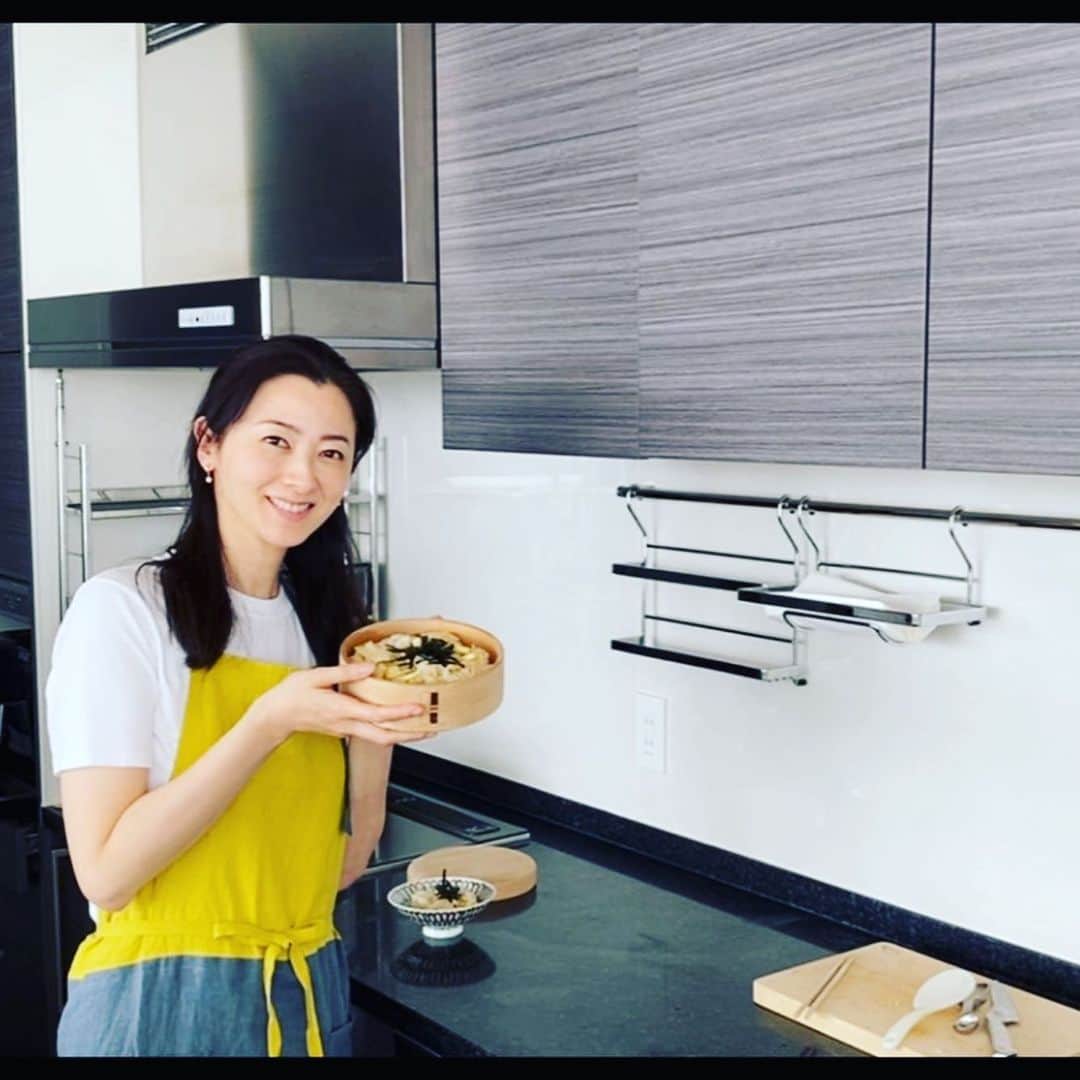 春香さんのインスタグラム写真 - (春香Instagram)「本日5/10 YouTube動画公開しました。  【Haruka’s Kitchen】 Vlog3 モデルが作る家庭料理 「筍のアク抜き&筍ご飯」 自宅キッチンからお届けします！  https://youtu.be/5M6uKR9KtZI （プロフィールにリンクあります）  ゴールデンウィークに友人から旬の筍が届き、急遽、思い立ってYouTube動画を撮影してみました。 撮影したものの、急いで編集、公開しないと筍の旬が終わってしまうと慌てて作業しました😅  このvlog#3 は急遽ともあって、完全なる自作自演。観て下さる方々を思い浮かべながら録画してます😉 仕事柄、カメラに映ること、話すこと、ナレーション入れは拙いながらもなんとかなり、料理は家庭料理なのでいつも通りに作業すれば良いので大丈夫なのですが、唯一、カメラワークがやっぱり苦手です😂  初の料理動画はiPhoneを駆使しての撮影。カメラ位置には本当に苦戦しました。料理動画のカメラ位置は、俯瞰、前から、作業側から、斜めなど、色々ありすぎてどれが見やすいのやら‥。 結果、無駄に二の腕が映り込んでしまったり。長袖を着れば良かったです。 聴きやすい音量も難しいです。 撮影中のクライマックスで来客があったりと何か起こるものです。  どうか温かい目で見守って頂けましたら幸いです😌 宜しかったらご覧下さいね！  #筍ご飯#筍#旬の食材#旬の食材レシピ #YouTube#youtubechannel #動画撮影#自宅#春香#haruka#モデル#model#fashionmodel#春香チャンネル#harukachannel#料理動画#料理撮影#家庭料理#おふくろの味 #vlog#vlogs#料理#チャンネル登録お願いします」5月10日 20時14分 - haruka__official