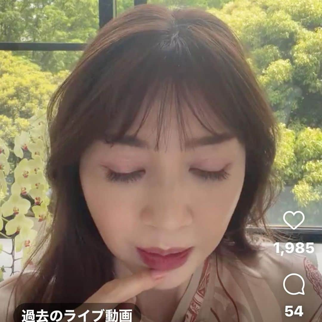 君島十和子さんのインスタグラム写真 - (君島十和子Instagram)「・ 日曜日のLiveの時に使ったメイク品で ご質問が多かったものを 改めてご紹介。 👉🏻5枚目は実際のライブ中の写真🫢💦  アイシャドウ: Dior サンククルール クチュール839 「ポプリン」  チーク: Diorフォーエヴァー クチュール ルミナイザー 002「ピンクリビエラ」  リップ: Diorアディクト リップ ティント「ナチュラルヌード」  アイシャドウは限定発売のお品。友人の親孝行な息子さんがお母様へのプレゼントを買う際に便乗。出張の帰りに名古屋・高島屋さんで買ってくれたそうです🙏🏻💖🙇‍♀️  塗るのが難しいと思われる方も多い 「ティント・リップ」 1番簡単なのは、 唇に塗ったら直ぐに ティッシュで押さえる→ するとマスクに着きにくい上に、 唇にメントール感がスッキリ！ マスク内の「モワっ」とを 解消してくれます🏞🏞🏞  #diorlife#diorコスメ #diorlipaddict #サンククルールクチュール#ライブメイク#ftcbeauty#ftcaoyama#君島十和子#大人可愛いメイク#甘辛ミックス#日曜日ライブ#スウォッチ 初心者🔰」5月10日 21時30分 - ftcbeauty.official