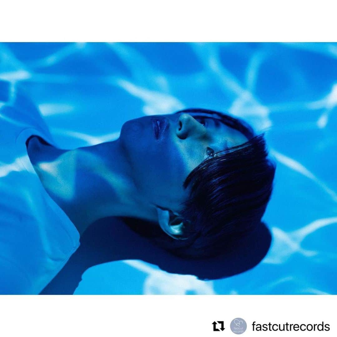 江口寿史さんのインスタグラム写真 - (江口寿史Instagram)「#Repost @fastcutrecords with @make_repost ・・・ 🌴NEW RELEASE / Sailyard🌴 Pictured Resort『Once Upon A Season』(LP)  リゾート・シンセ・ポップ・ユニット、Pictured Resort待望の3rdフル・アルバム！  2020年12月にソロ・ユニットへと移行後、破竹の勢いで作品リリースを重ねてきたPictured Resortによる待望の3rdフル・アルバムが遂にリリース！  本作は、リード・トラックA3「Oceanizing」を筆頭に、70年代末〜80年代前半のダンス・ミュージックや雰囲気からインスパイアされたというダンサブル＆ファンキーな要素やシンセ・サウンドが色濃く反映された楽曲が揃います。グルーヴィー＆バウンシーなベースとカッティング・ギターが胸躍るアッパー・チューンA5「Day In Day Out」、ダンサブルながらもPictured Resortらしい清涼サウンドが煌めくB1「Love Inside」、伸びやかに響き渡るギターとシンセの音色が心地よいビートを包むソフト＆メロウな名曲にしてアルバムのラストを締めくくるに相応しいB6「Baby It's You」。他にもファン人気も高いアルバム恒例のインスト・ナンバー・シリーズA7「Electric Birdland II」、B3「Odometer Rollover」や、既発曲B2「Frozen Pacific」、B5「Gossamer」のアルバム用の新規ミックス&アレンジなど、充実した内容の全13曲を収録。  アートワークは、 時代を超えて愛され続ける漫画家/イラストレーターの江口寿史氏による描き下ろしイラストを使用。"Pictured Resort x 江口寿史"によるコラボは、EP『Dye It Blue』(2020年)に続いて2作品目。 森本書店によるトータルデザインのジャケットや帯と共に、LPサイズでお楽しみください。  初回生産限定盤、マリンブルー・カラー・ヴァイナル仕様、帯付き。  ■収録曲 A1. Intro A2. Never Be Slowed A3. Oceanizing A4. Stepped Into A5. Day In Day Out A6. Safari Night A7. Electric Birdland II B1. Love Inside B2. Frozen Pacific (Album Ver.) B3. Odometer Rollover B4. Best Mood B5. Gossamer (Extended Mix) B6. Baby It's You  ■アーティスト：Pictured Resort (@pictured_resort) ■タイトル：Once Upon A Season ■レーベル：Sailyard ■仕様：LP（マリン・ブルー・ヴァイナル仕様） ■品番：SLYD-022 ■発売日：2022年7月6日(水) ■販売価格：3,960円（税込） ■イラスト：江口寿史 (@egutihisasi / @eguchiworks) ■デザイン：森本書店 (@morimotoshoten) ■アーティストフォト：Nandin Yuan (@nandinyuan)  #picturedresort #ピクチャードリゾート #江口寿史 #hisashieguchi #eguchihisashi #森本書店 #morimotoshoten #sailyard #indie #indiepop #indierock #aor #disco #synthpop #citypop #summer #illustration #vinyl #coloredvinyl #record #LP #レコード #カラーヴァイナル #黑膠唱片 #黑膠 #바이닐」5月10日 21時40分 - eguchiworks