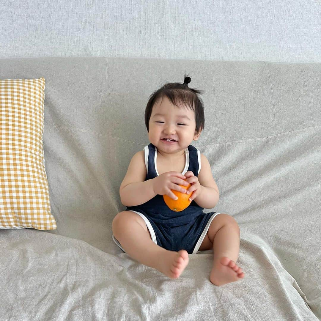 ジェウンさんのインスタグラム写真 - (ジェウンInstagram)「🍊🍊🍊 왜이렇게 오렌지를 좋아라 하는지 넣으면 꺼내고 넣으면 꺼내고를 무한반복😵‍💫 빨리 먹어치워야겠다🍊  . . #로윤 #소띠아기#소띠맘#돌준맘#11개월아기  #오렌지홀릭#귤사랑#리라리라리#예쁜아기옷#육아육묘#아기와고양이#러시안블루#하이」5月10日 22時13分 - jaen_mom