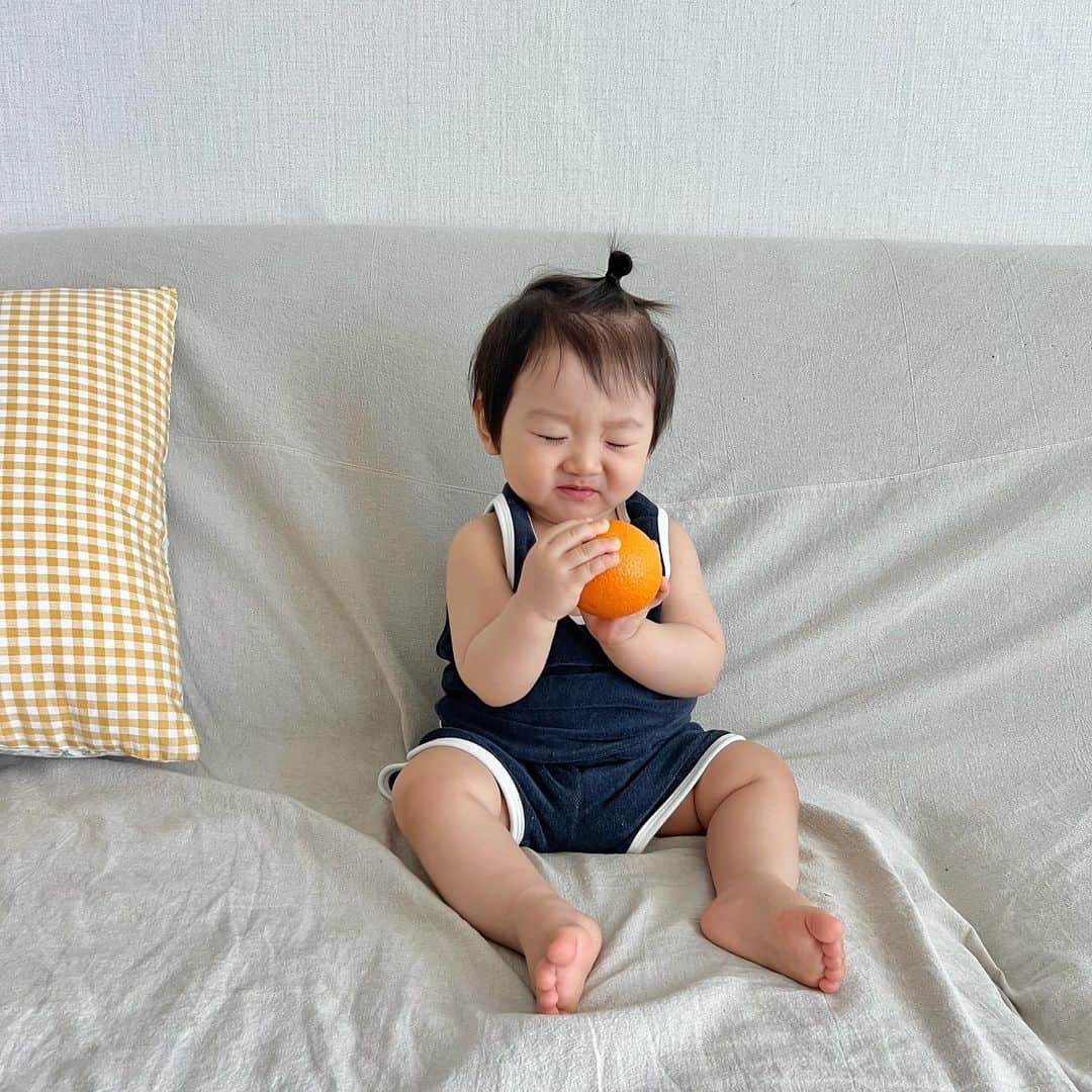 ジェウンさんのインスタグラム写真 - (ジェウンInstagram)「🍊🍊🍊 왜이렇게 오렌지를 좋아라 하는지 넣으면 꺼내고 넣으면 꺼내고를 무한반복😵‍💫 빨리 먹어치워야겠다🍊  . . #로윤 #소띠아기#소띠맘#돌준맘#11개월아기  #오렌지홀릭#귤사랑#리라리라리#예쁜아기옷#육아육묘#아기와고양이#러시안블루#하이」5月10日 22時13分 - jaen_mom