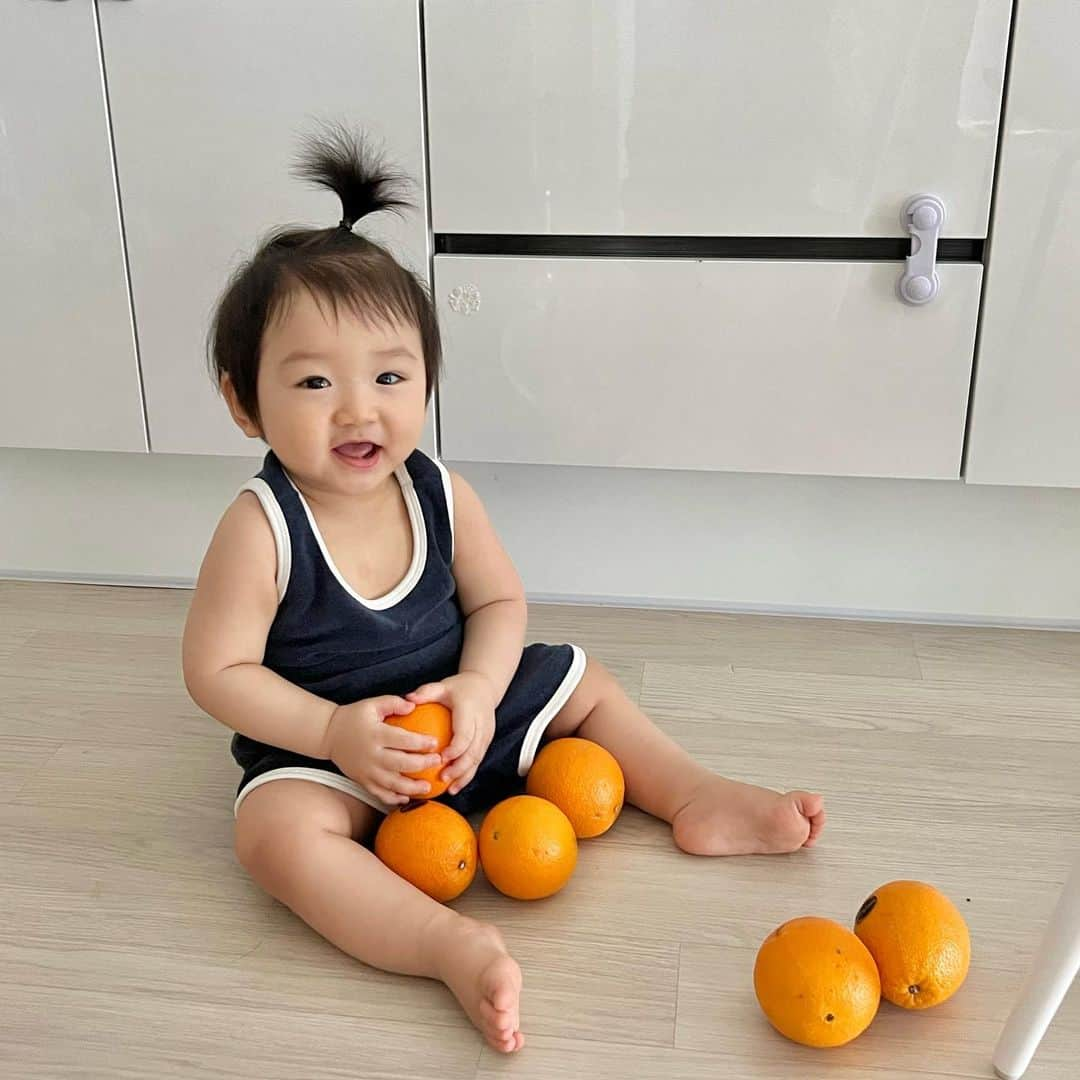 ジェウンさんのインスタグラム写真 - (ジェウンInstagram)「🍊🍊🍊 왜이렇게 오렌지를 좋아라 하는지 넣으면 꺼내고 넣으면 꺼내고를 무한반복😵‍💫 빨리 먹어치워야겠다🍊  . . #로윤 #소띠아기#소띠맘#돌준맘#11개월아기  #오렌지홀릭#귤사랑#리라리라리#예쁜아기옷#육아육묘#아기와고양이#러시안블루#하이」5月10日 22時13分 - jaen_mom