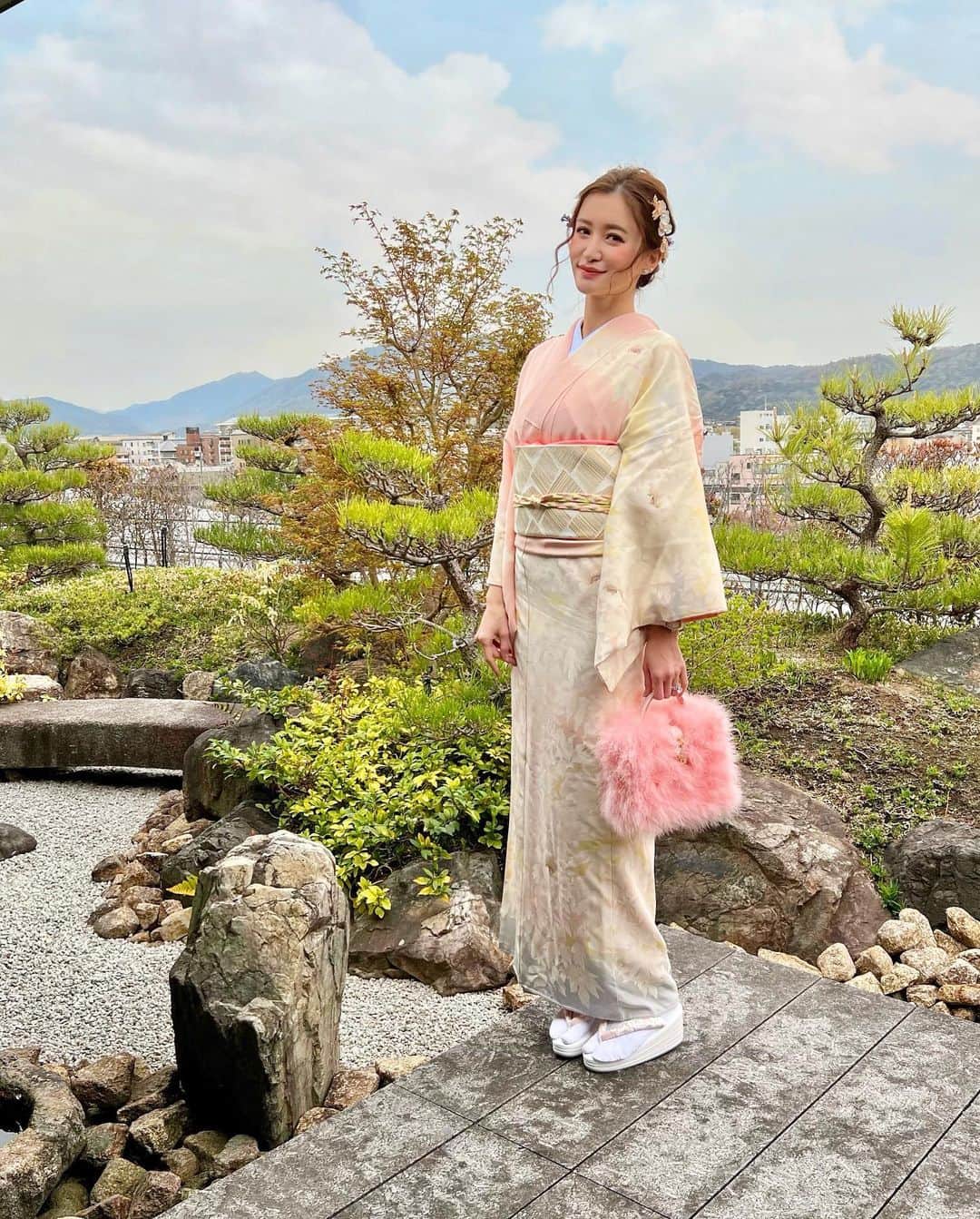 平山美春さんのインスタグラム写真 - (平山美春Instagram)「大人になり自分で選んだ帯の一つ、人間国宝の北村武資先生の帯✨ジャンルの違う二種類の人間国宝を持たれていた素晴らしいお方🌸 昨年念願かなって京都の細尾さんでお会いして、質問もさせていただき、貴重なお話をお聞きしたのがすぐ目に浮かびます。 3月末にお亡くなりになり、4月に思い出の京都で身につけて昨年のことを思い出していました✨ ずっとずっとお会いした思い出と共に大切にしていきたいと思います🌸 心よりご冥福をお祈り申し上げます。 . #北村武資 #京都」5月10日 22時14分 - miharuhirayama