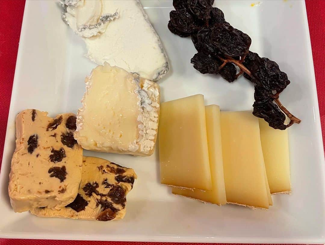 森公美子さんのインスタグラム写真 - (森公美子Instagram)「鈴波は、本当に美味しいなぁ、、六本木ミッドタウン地下です。  昨日は、16穀米にして、トロロを付けました。  毎日通いたい！  そして夜は、大好きチーズをDEAN & DELUCAで、爆買った‼️で今日の夕食は、私好みのチーズ盛り合わせ！ ミモザ入れるの忘れた！ それは明日、、  チーズ買ってるとき、一緒にテイストやってくださった方、御免なさい  少しお待たせしちゃいました。  お店の方も、おひさしぶりミッドタウン店に戻って来られたので、本当に上手に前菜盛り合わせ作って貰える‼️ 超嬉しい😊 後はコロナ終わってくれれば、又友達呼べるかな?  本当に臆病者ですわ、、 コロナ怖くて、 出掛けてなかったし、最も舞台やってる私には、責任あったしなぁ〜  明日から、明日からのダイエットを真剣に考えないと、、 ヤバイよ！  苦労無しに痩せたい、、 こんな甘い話しは、、無いよなぁ〜 膝の為にも、、痩せないと、、」5月10日 22時53分 - kumikomorimori