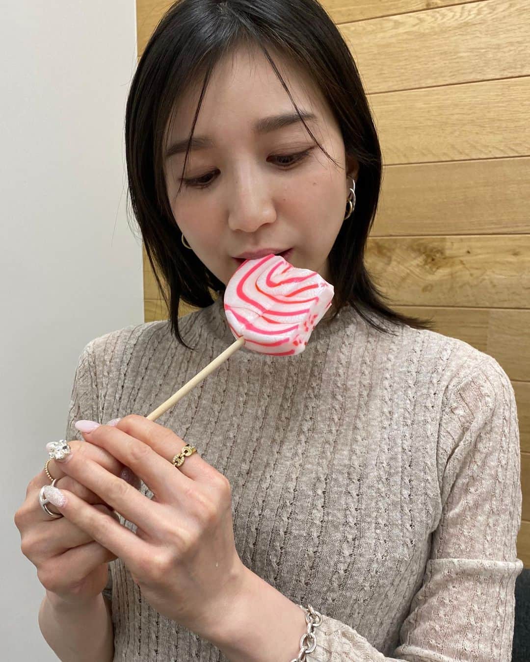 芹那さんのインスタグラム写真 - (芹那Instagram)「🍭🍬💫 『芹那だよぉ〜』 で#キャンディ ❎#asmr しました 二枚目なんとも言えない顔しすぎ🥸  おともだちからも 好評だった回😝嬉しいなっ  YouTube見てください🤩🤩 #ペロペロキャンディ をペロしなかった  今日は映画観てから寝ようかなぁ🥳 おすすめありますか❔」5月10日 23時00分 - serinaofficial