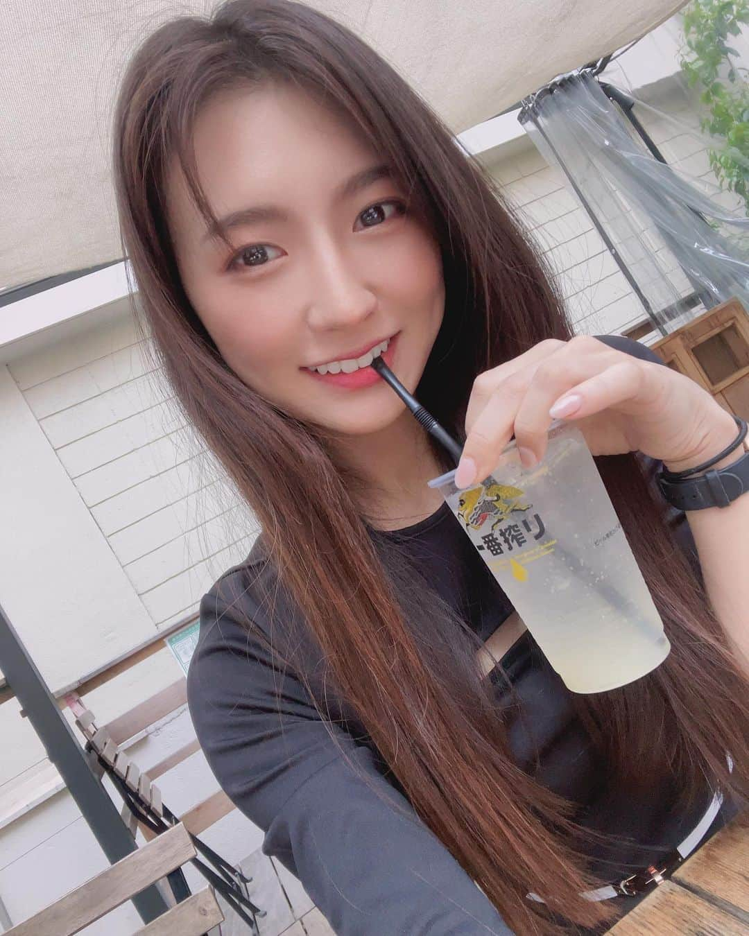 あいみさんのインスタグラム写真 - (あいみInstagram)「新宿のテラスカフェ  出てきたソフトドリンクが、ぴえん仕様だった話する…？  swipe→3枚目  ドリンクの中身はレモネードとコーヒーだよ🥺  #新宿カフェ #ぴえん仕様ってなに #量産型 #地雷 #ぴえん #偏見すごい #ぴえん系女子  タグあるやん #ぴえん系 ってなに爆  #1枚目の写真めちゃくちゃ作り笑い感ない？」5月11日 7時05分 - aimi_feti