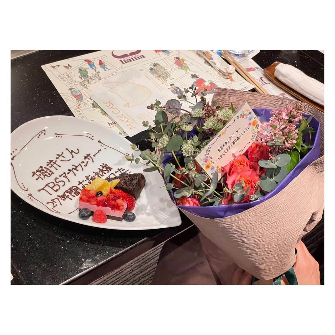 林みなほさんのインスタグラム写真 - (林みなほInstagram)「💐 先日、 大尊敬する堀井美香アナウンサーの門出を祝して、 送る会をさせて頂きました✨  堀井さんに憧れる後輩は数知れず😳 ご存じの通り、 ナレーション技術の高さもさることながら、 私たち後輩とも常に楽しく親しみを持って接してくださるそのお人柄が大好きで、 退社後もずっと甘えさせて頂いている先輩です。  こうやって集まることができたのも数年ぶりのことで、 とても嬉しかったです😚❤️  えりなさん、明世さん、さっさぁ、宇垣とも個々には会えていましたが、みんなのスケジュールが合ったことも奇跡🥺✨ 堀井さんの人望、さすがです🙇‍♀️❤️  広島を拠点とするえりなさんに関しては、 "うっかり東京にお仕事で来たりしないですよね？"と伺うと、"その日のみちょうどいるぅ！"となった奇跡🤣❤️ 嬉しすぎました。  同じ場所で、同じ空気を吸って、 苦楽を共に過ごした先輩後輩が 今もそれぞれの場所や形で充実した日々を過ごしていることを肌で感じて、 懐かしい気持ちや温かい気持ち、 また頑張ろう！と元気をもらえる素敵な時間になりました。  堀井さんTBSアナウンサー27年間、 本当にお疲れ様です✨ そして、これからもたくさんのことを学ばせてください‼︎‼︎  ありがとうございました❤️  #TBSアナウンサー #堀井美香#枡田絵理奈#吉田明世#林みなほ#笹川友里#宇垣美里#OG会」5月11日 13時58分 - hayashiminaho