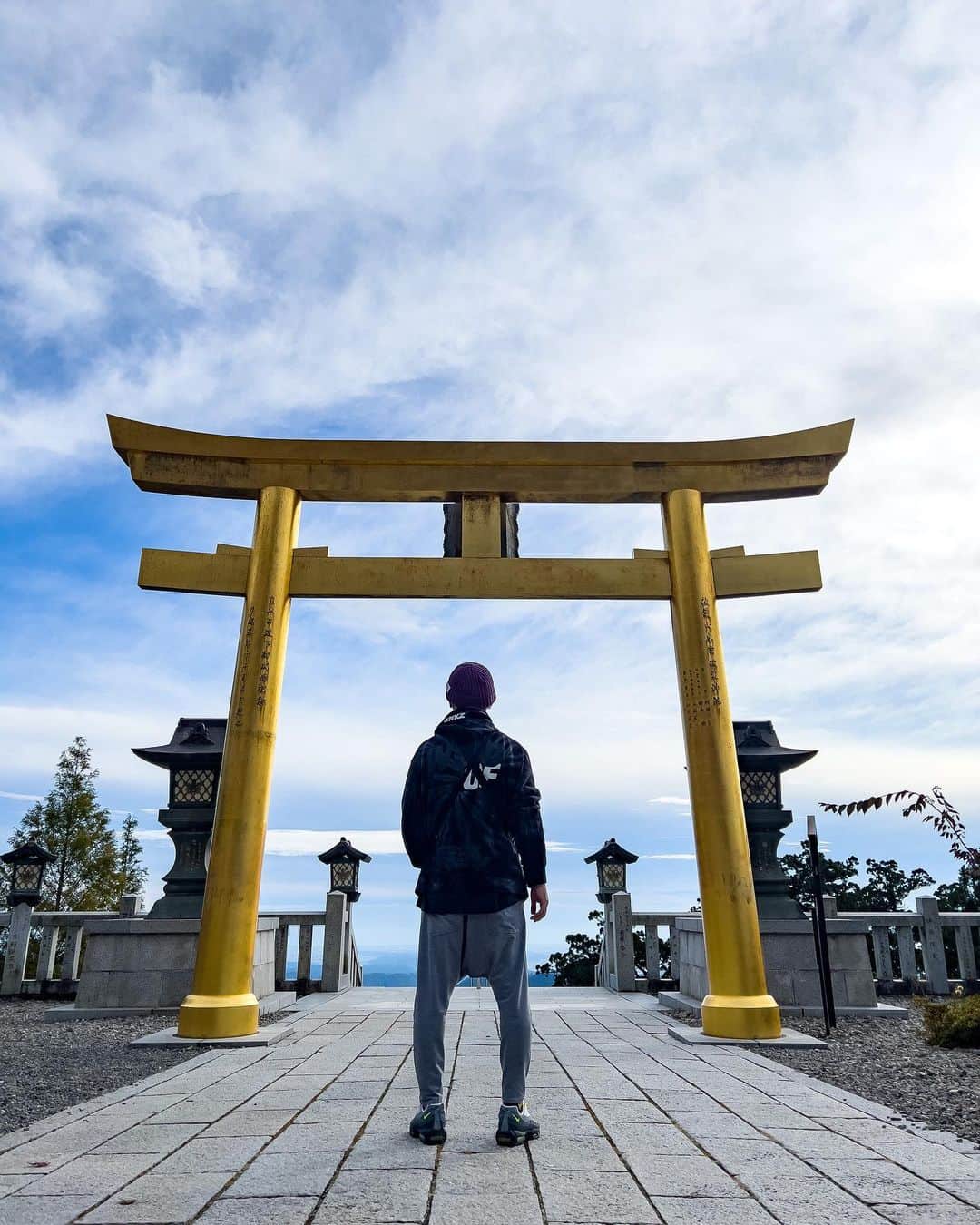 SHOCK EYEさんのインスタグラム写真 - (SHOCK EYEInstagram)「鳥居⛩  鳥居というモチーフは、本当に素晴らしい。  そこにあるだけで、この場所が特別な場所だということを示している。  ある時は聖域への入り口として。 ある時は人々の感謝の証として。  #torii #toriigate #鳥居 #shrine #神社 #japantravel #japantrip #canon #canonR5 #beautifuldestinations #discoverjapan #discoverearth #voyaged #awesome_photographers #IamATraveler #wonderful_places #japanphoto #japanphotography #japan_of_insta #livingonearth #theglobewanderer #sanctuary」5月11日 13時58分 - shockeye_official