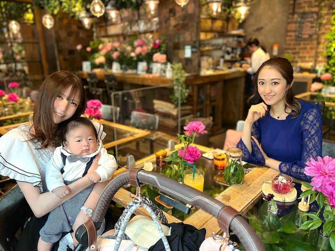 ゆーちゃんさんのインスタグラム写真 - (ゆーちゃんInstagram)「ママ会♡と見せかけてお仕事の話も🤭  赤坂ざくろ ランチ ▷ 青山flowermarket カフェ活☺︎ ▷▶︎ ビリヤードへ🎱  心から笑顔になれる存在です  人付き合いで全てが決まる。 ‬幸せな気持ちでいたいから 大切な人との時間を大切に…🤭    #麻布 #赤坂 #青山 #カフェ活 #ママ友 #ママ #ビリヤード  #ざくろ #aoyamaflowermarket」5月11日 14時12分 - yurina_era999