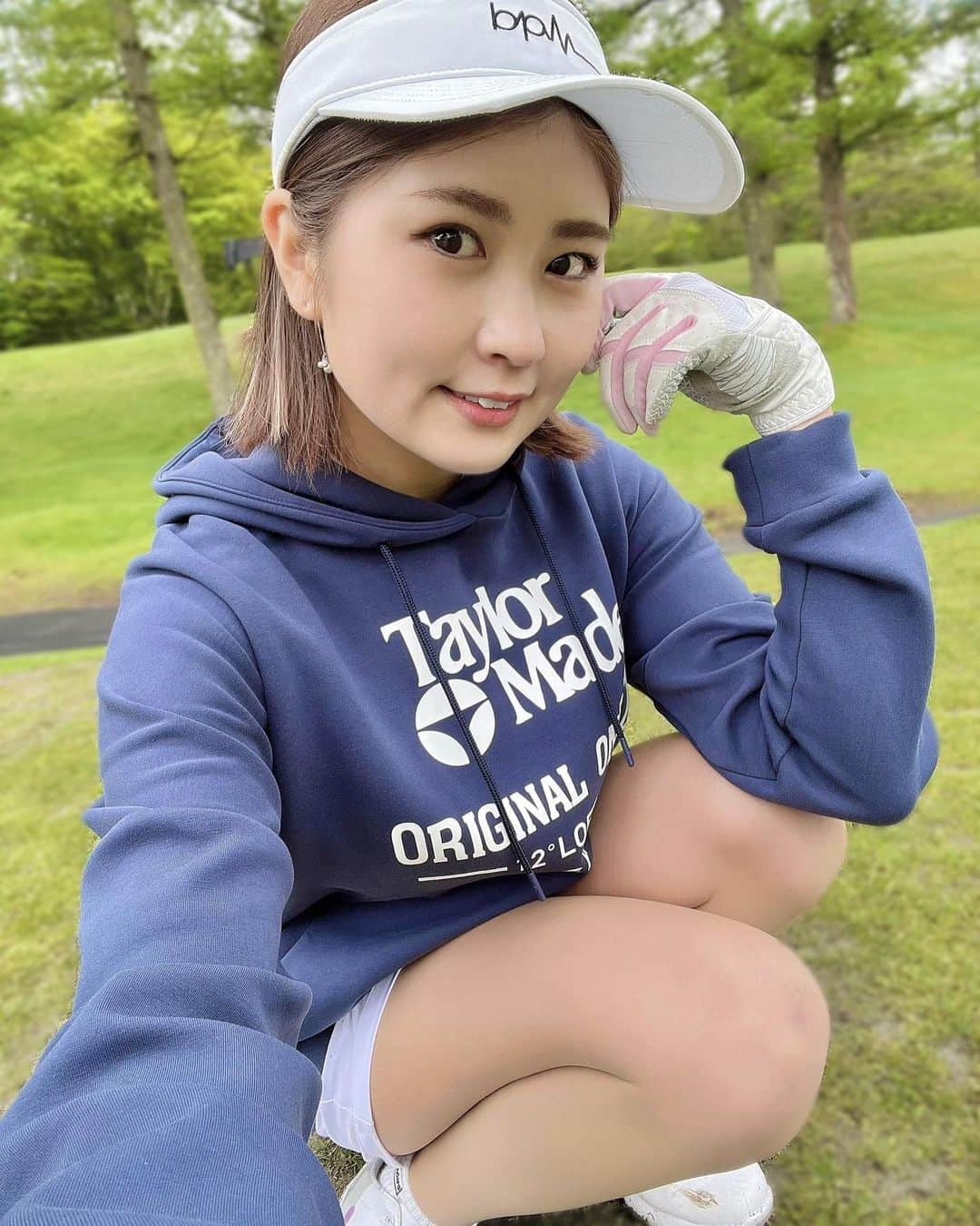 まいまいさんのインスタグラム写真 - (まいまいInstagram)「富士ゴルフコース⛳️ 先日、富士ゴルフコースさんでハーフコンペを行いました！ あいにくのお天気で富士山は拝めませんでした…🗻 けどメンテナンスが行き届いている綺麗なコースで グリーンもなかなか難しくて面白かった⛳️⭐️ そして基本は歩きのプレーなんだけど、 カートも導入していてフェアウェイ乗り入れ可能なの🛺✨ マイナスイオンいっぱいの中でのんびりゴルフ、最高です🥰  そしてここ、山梨県で1番最初にできた 歴史あるコースなんだって😳 また今度晴れた時に行きたいなぁ！  今回ハーフコンペにお越しいただいた皆様、 ありがとうございました😌💓 またやりたいです😆  parker▷▶︎ @taylormade_golf_japan_apparel_  poro,skirt▷▶︎ @andlino__official  . #まいごるふ#ゴルフ#女子ゴルフ#ゴルフ女子#ゴルフスイング#ゴルフウェア#ゴルフコーデ#富士ゴルフコース#ハイランドリゾート#富士山#🗻# #maigolf#golf#golfswing#golfwear#골프#골프스윙#골프중독#골프웨어」5月11日 18時01分 - ___maigolf___