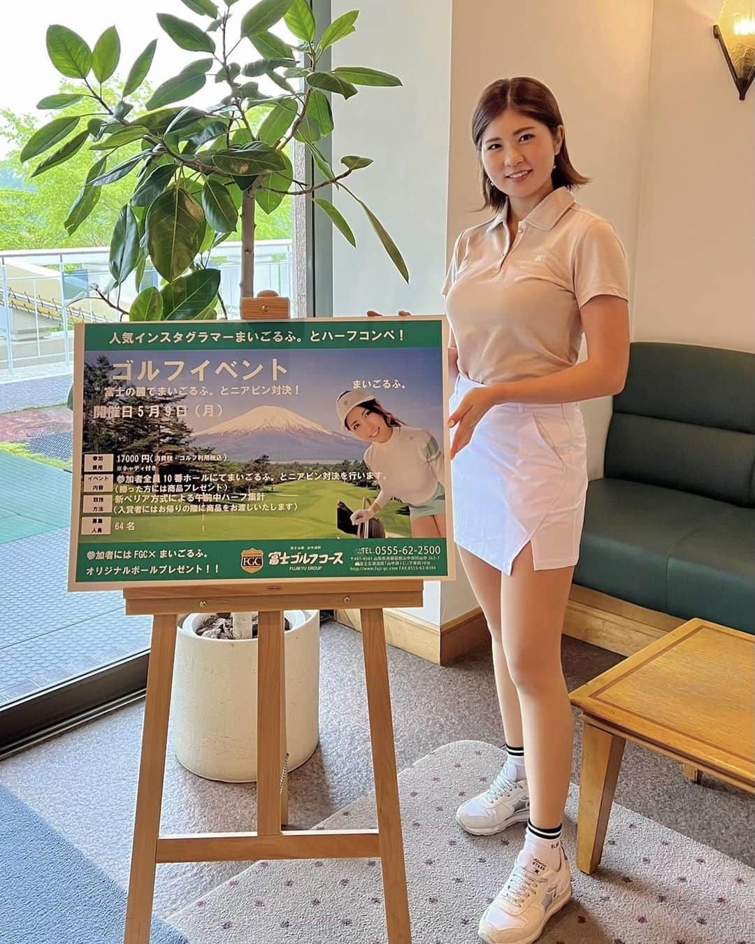 まいまいさんのインスタグラム写真 - (まいまいInstagram)「富士ゴルフコース⛳️ 先日、富士ゴルフコースさんでハーフコンペを行いました！ あいにくのお天気で富士山は拝めませんでした…🗻 けどメンテナンスが行き届いている綺麗なコースで グリーンもなかなか難しくて面白かった⛳️⭐️ そして基本は歩きのプレーなんだけど、 カートも導入していてフェアウェイ乗り入れ可能なの🛺✨ マイナスイオンいっぱいの中でのんびりゴルフ、最高です🥰  そしてここ、山梨県で1番最初にできた 歴史あるコースなんだって😳 また今度晴れた時に行きたいなぁ！  今回ハーフコンペにお越しいただいた皆様、 ありがとうございました😌💓 またやりたいです😆  parker▷▶︎ @taylormade_golf_japan_apparel_  poro,skirt▷▶︎ @andlino__official  . #まいごるふ#ゴルフ#女子ゴルフ#ゴルフ女子#ゴルフスイング#ゴルフウェア#ゴルフコーデ#富士ゴルフコース#ハイランドリゾート#富士山#🗻# #maigolf#golf#golfswing#golfwear#골프#골프스윙#골프중독#골프웨어」5月11日 18時01分 - ___maigolf___