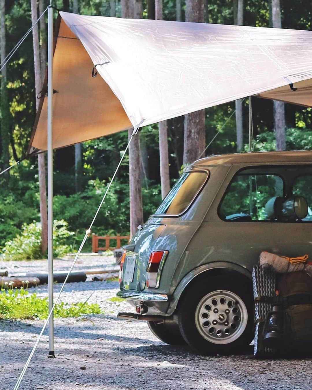 樋口正樹さんのインスタグラム写真 - (樋口正樹Instagram)「🏕 . 昨日の午後にキャンプに出かけ、 今日の午前中には帰宅しました。 急遽行って、設営して、飲んで、 食べて、飲んで、寝て、起きて、 食べて、撤収して、帰宅し仕事。 . クルマは９７年ミニメイフェア。 中古で買い１３年乗ってますが 総走行距離はまだ４万キロ未満。 ボディカラーはツイードグレー、 ４年前の車検のときに塗り替え。 中はほぼほぼノーマルさんです。 マニュアルのオモステですから 遠出も山道も正直しんどいけど、 今回行った小田原は楽々でした。 . ちなみにタープはＤＤの３半で、 ポールの高さは２１０ミリです。 してみたかったガレージ張りが なかなかの好みの仕上がり感で、 今後はコレを定番に設営します。 . . . #ミニでキャンプ #クラシックミニ #ローバーミニ #メイフェア #ミニ #メイフェア #イージードライバー #ハルミニ #ミニのある暮らし #クラシックミニでキャンプに行こう #クラシックミニのある生活 #ソロキャンプ初心者 #recampおだわら #DDタープ #classicmini #rovermini #ddtarps」5月11日 18時50分 - higuccini