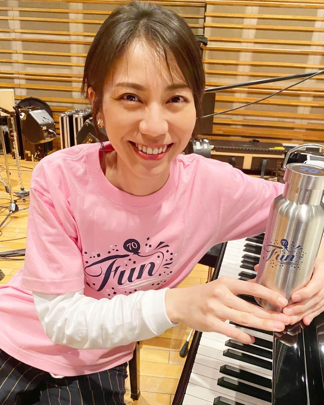 松下奈緒さんのインスタグラム写真 - (松下奈緒Instagram)「皆さんこんばんは。  松下奈緒コンサートツアー2022-FUN- のツアーグッズができました！！  Tシャツ着てみました。 ピンク可愛いでしょ？(笑)  色はピンク、ネイビー、ホワイトの3色取り揃えております。  そして今回は初めてタンブラーも作ってみました！  他にも色々ありますので、是非！チェックしてみて下さい😊  今日は最終リハでした！！  皆さま、14日葛飾でお会いしましょう✨  #松下奈緒コンサートツアー2022FUN #葛飾モーツァルトホール  #ツアーグッズ #松下奈緒」5月11日 18時56分 - matsushita_nao_official