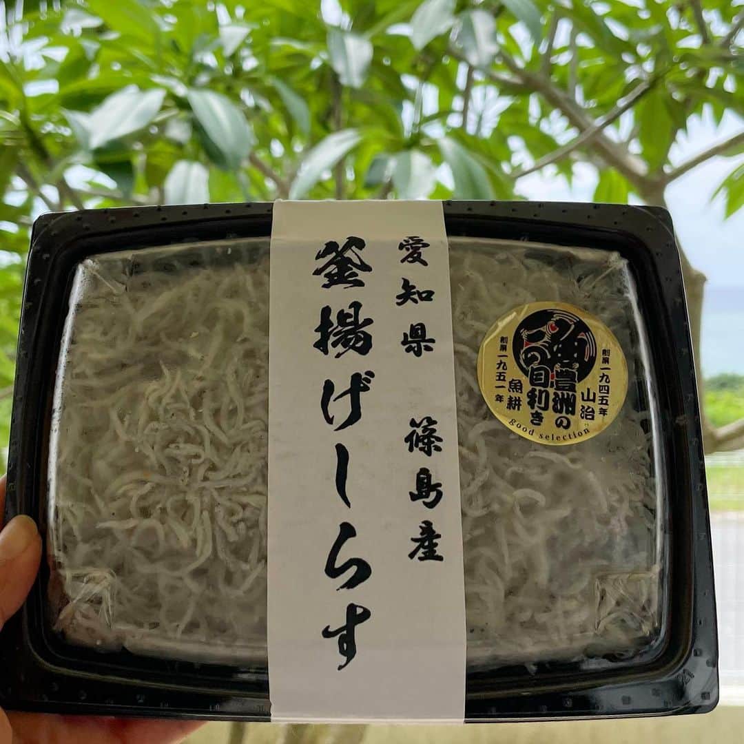 田中律子さんのインスタグラム写真 - (田中律子Instagram)「いつもお取り寄せしてる、魚耕🐟 @uoko.official  沖縄であんまり美味しい干物とか家の近くに売ってないから（私が住んでる村にはスーパーがない🤪）いつも、食べたいものはお取り寄せして冷凍庫にストックしてる🐟  朝から波乗り行こうと準備してたらお取り寄せしてた"しらす"が届いたー❗️やったーー💛たまには干物じゃないのもね、ポチりとね☝️  干物、漬け魚、うなぎ、まぐろ、かずのこ、サバ缶🤤だいたいこの辺を毎月どれかポチりして、実家にも一緒のやつを送るのだ🏠  あー、しらす丼美味しかった😋 今日は風が強くて波に全然乗れなくて🏄‍♀️SUPの漕ぎトレみたいだったから、帰ってきてからしらす丼で満たされた✨美味しいもの食べると幸せだよね、満足😋  #okinawa  #okinawalife  #beachlife  #海のある生活  #お取り寄せ #おうちごはん  #満腹  #魚耕  #堀越の後輩」5月11日 19時25分 - ri2kotanaka