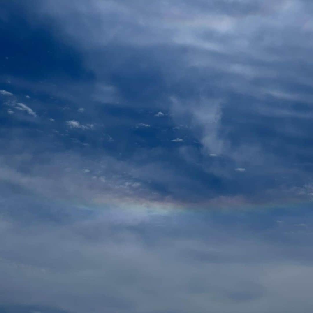 新山千春さんのインスタグラム写真 - (新山千春Instagram)「今日のロケの合間に 写真撮ってもらってたら、  な、なんと 雲の虹🌈がでたの！！  はじめてみたなー。 彩雲はかなり珍しいんだって🙌🏾  縁起がいいみたいだよ🫶🏽  ヘアメイクの チサさん✨に教えてもらいましたぁ🤍  衣装のローファーと合わせる コーデ！色合いといい、かなり お気に入りでした🤍  20代の頃からお世話になってる プロデューサーさんと 久しぶりにお会いできたり、 　とっても気持ちの良い 仕事が出来た今日だったなー🤍  #新山千春 #彩雲 #虹 #🌈 #奇跡 #奇跡の一枚」5月11日 19時35分 - chiharuuu_0114