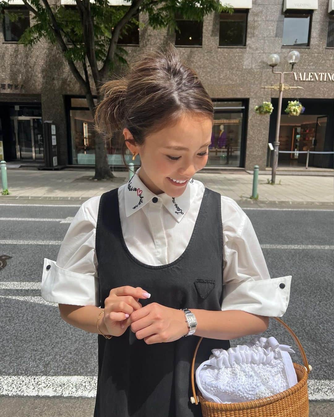 Risako Yamamotoさんのインスタグラム写真 - (Risako YamamotoInstagram)「雨だと思って張り切ってレインブーツで出たら、暑いくらい晴れました🫠  本日ももみあげ横のくるりん、絶好調でした🌀🫶🏽🤍  #ootd #coordinate #outfit #rosymonster #prada #CHANEL #ナンタケットバスケット #nantucketbasket」5月11日 19時40分 - risako_yamamoto