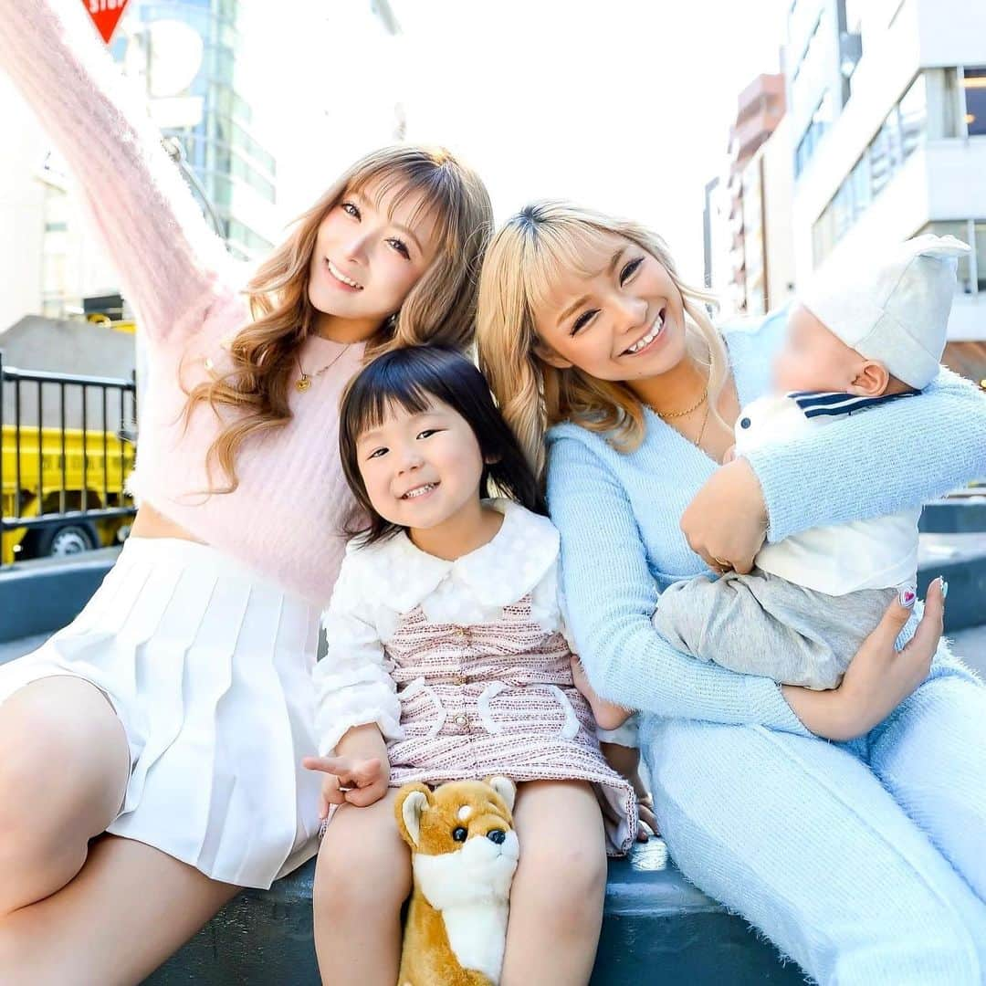 egg公式さんのインスタグラム写真 - (egg公式Instagram)「eggのギャルママコンビ🤱🏼💖  まぁみ＆聖菜＆ギャルズKIDS egg春号のオフショットだよ〜👶🏻⭐️  まだ春号GETできてない人は、amazonにて購入できるので、ぜひぜひチェックだよー✊🏻🌈  #egg #egg春号 #ギャル #ギャルママ #ギャルしか勝たん #ギャルが一番かわいい #GAL #gyaru #ぎゃう #白ギャル #ママコーデ #半熟卵っち」5月11日 20時00分 - new_eggofficial