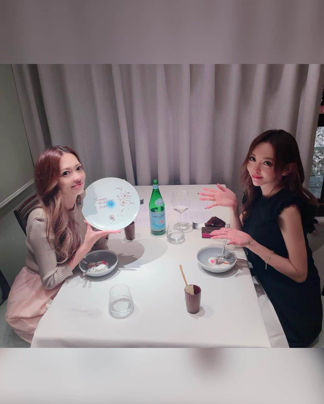 山崎みどりさんのインスタグラム写真 - (山崎みどりInstagram)「Maricoのbirthday dinner🍽🎂  は、 百名店にも選ばれたイタリアン🇮🇹 リストランテ カシーナ カナミッラ  @cascina_canamilla   さくらクレパスに寄せたパレット🎨のお料理はかわいかったな♡ 絵の具っぽいのは桜エビのソース🦐だったよ♡  春野菜のスープはキジのスープらしくて 説明してくれてる時に 素で「ん？？😶」って言っちゃってたw キジのスープなんて初🫢（動画で）  特に スペシャリテ  『アニョロッティ ダル プリン』は濃厚で芳醇な27ヶ月熟成のチーズが効いててめちゃくちゃ美味しかった♥️  お祝い出来て良かった🥂🤍 @mari__coco お誕生日おめでとう♥️ ーーーーーーーーーーーーーーーーーーーーーーーーーー 【MENU FIORITA】  < Inizio 本日の先付け >  < Antipasti 前菜 >  ボタンエビとトマトのカプレーゼ仕立て サクラエビマット水彩で描いて  春野菜と雉のブロード  焦がし小麦のエクレア 鴨のレバーパテとハスカップ  <Primi Piatti パスタ >  イカ墨を練りこんだ 『 タリアテッレ 』 のジェノヴェーゼ ホタルイカとイタリア産グリーンピース  スペシャリテ  『アニョロッティ ダル プリン』  <Secondo Piatto メインディッシュ> 沖縄県産 キビまる豚肩ロース ンドゥイアとバナナの葉  < Dolce デザート > アマレーナチェリーのセミフレッド ヨーグルトのエスプーマとキノットのジェラティーナ ────────────────────────── #happybirthday #birthdaydinner #リストランテカシーナカナミッラ #cascinacanamilla  #中目黒グルメ #中目黒イタリアン#百名店#百名店2021#スペシャリテ#🍽#イタリアンディナー#イタリアンレストラン  #美味しいもの好きな人と繋がりたい  #お誕生日おめでとう」5月11日 20時03分 - midori_yamasaki_