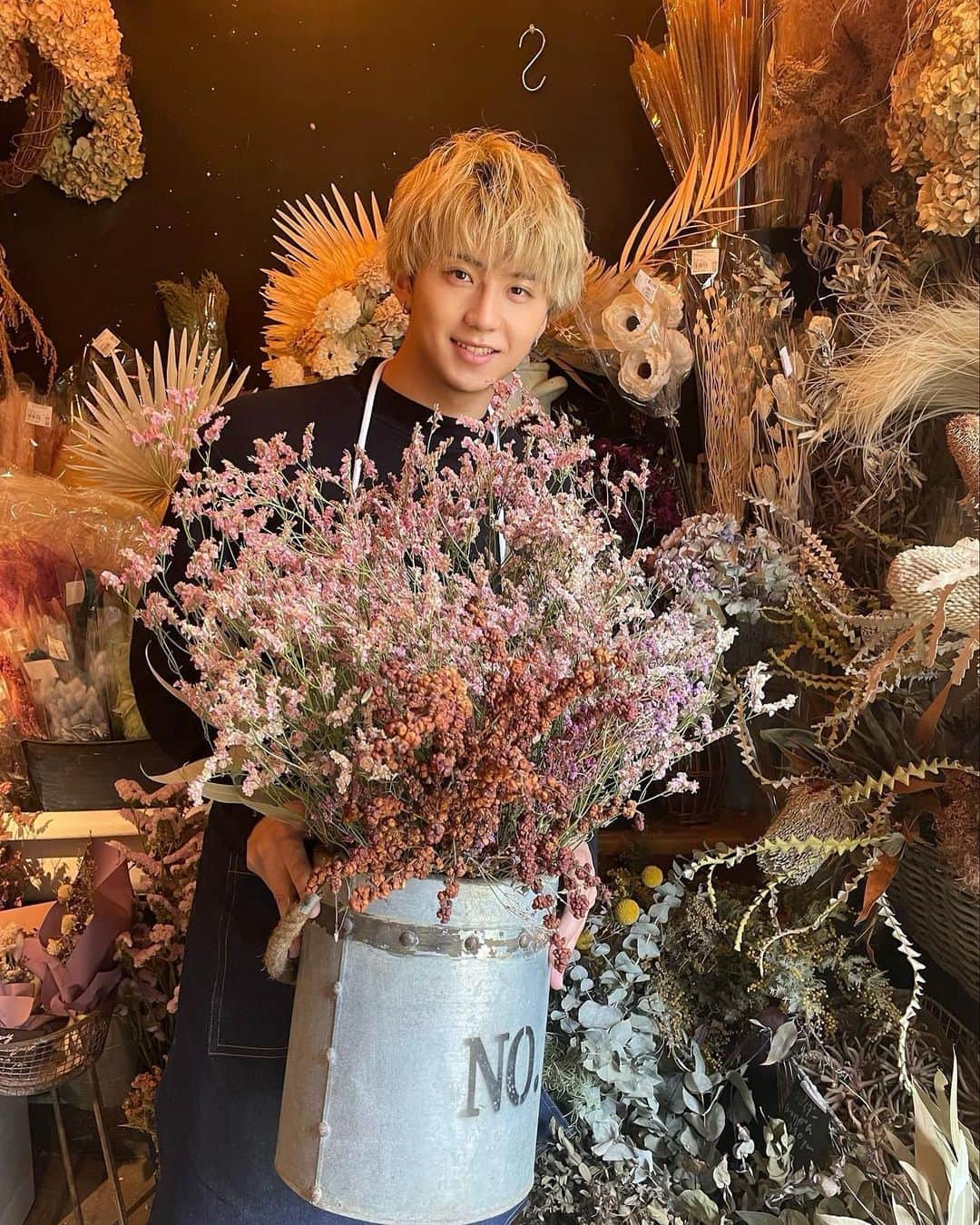 岡田蓮さんのインスタグラム写真 - (岡田蓮Instagram)「・ ・ ・ 昨日お花屋さんしてきた🌺」5月11日 21時02分 - ren.479