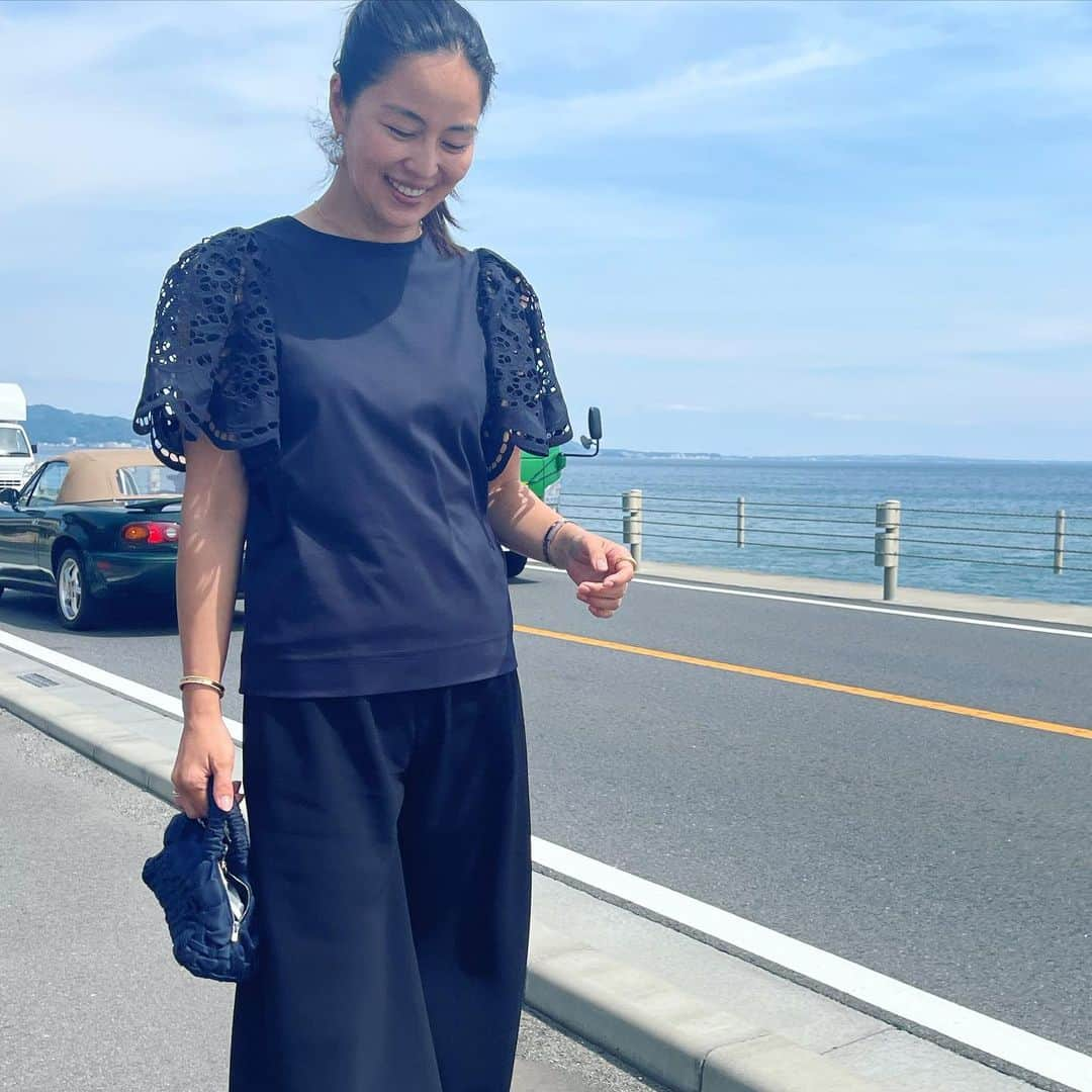 鈴木六夏さんのインスタグラム写真 - (鈴木六夏Instagram)「この季節、お天気が気持ち良すぎて 海沿いが最高のパワースポット！  明日からお天気グズグズなりそうでしょうか…ね!?   晴れの日を大切に楽しみ、 雨の日は雨グッズを活用しながら少しでも快適に過ごして、  夏を迎えていきたいですね🙌🏼  明日の夜はちょっと遅めにゆっくりと ライブが出来たらと思っております😊  今日も出来たこと、嬉しかったこと、良かったことを数えながら♡お布団に入りましょう！お疲れ様でした✌︎('ω')✌︎  #riccascloset #riccaミニマムクローゼット」5月11日 21時56分 - rikuka.62