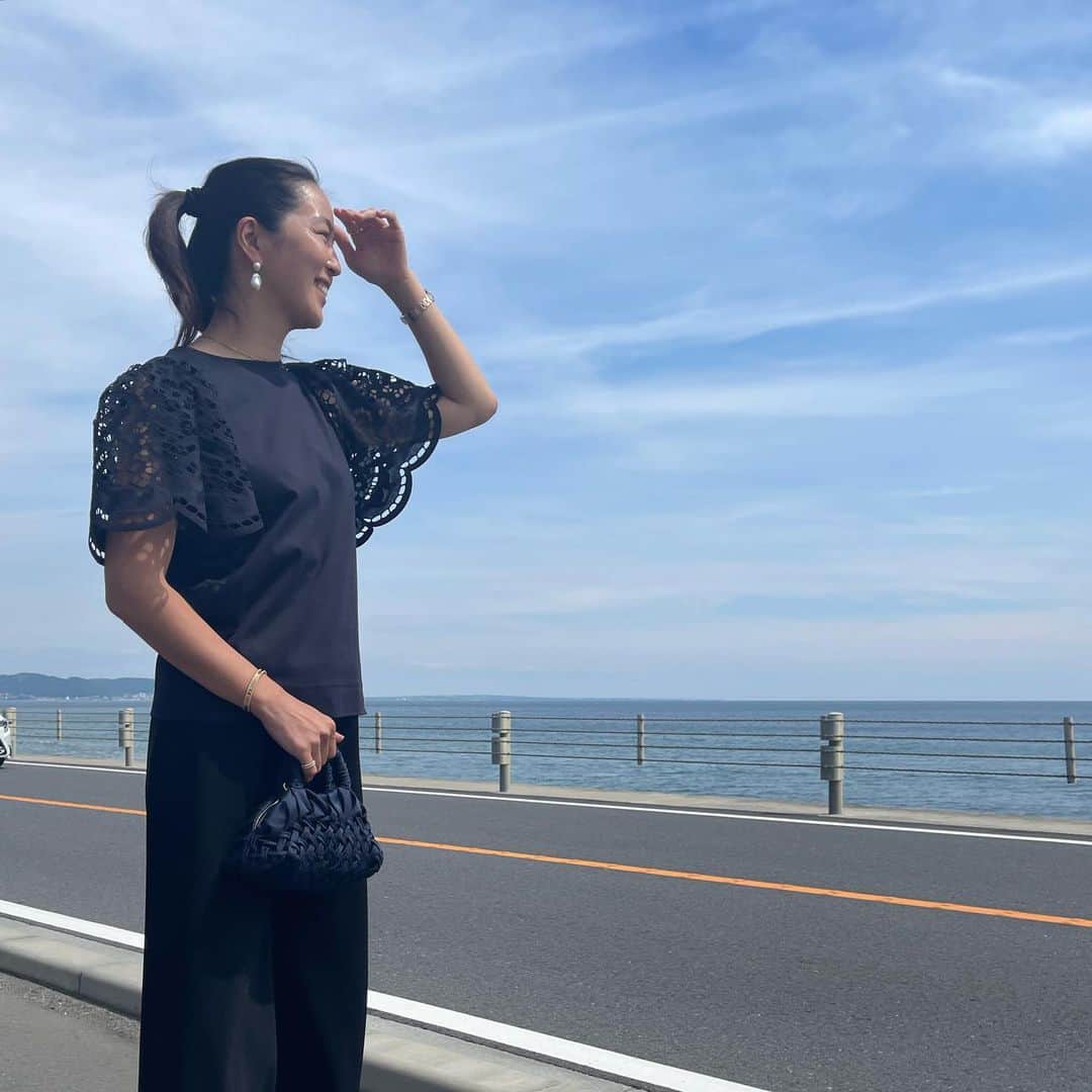 鈴木六夏さんのインスタグラム写真 - (鈴木六夏Instagram)「この季節、お天気が気持ち良すぎて 海沿いが最高のパワースポット！  明日からお天気グズグズなりそうでしょうか…ね!?   晴れの日を大切に楽しみ、 雨の日は雨グッズを活用しながら少しでも快適に過ごして、  夏を迎えていきたいですね🙌🏼  明日の夜はちょっと遅めにゆっくりと ライブが出来たらと思っております😊  今日も出来たこと、嬉しかったこと、良かったことを数えながら♡お布団に入りましょう！お疲れ様でした✌︎('ω')✌︎  #riccascloset #riccaミニマムクローゼット」5月11日 21時56分 - rikuka.62