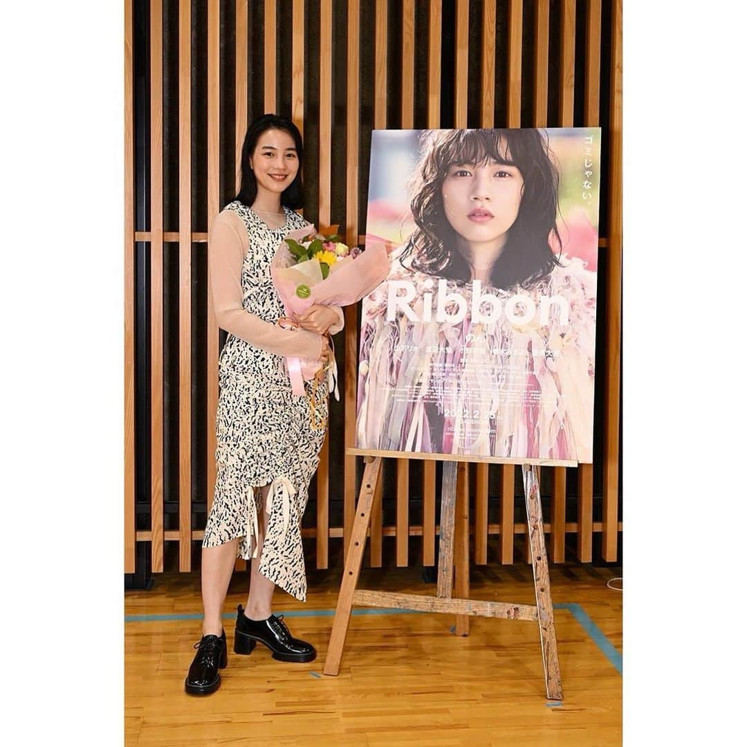 のん（能年玲奈）さんのインスタグラム写真 - (のん（能年玲奈）Instagram)「女子美術大学付属高等学校の皆さんに、映画Ribbonを観ていただきました。 とっても嬉しい！！！！ 美術の学校で上映をしていただきたいと思っていたのが、叶いました。  皆さんの前で映画の事や、書いてくださった質問についてもお話させていただきました。貴重な体験。少しでも希望を感じていただけたなら良かったなあと思う。 素晴らしい生徒の皆さんと会えたのが幸せ！ 今日という日は特別です！🎊  Stylist: @izumimachino  Hair&make:Shie Kanno  #ribbon_movie #映画リボン #映画Ribbon #女子美」5月11日 23時19分 - non_kamo_ne