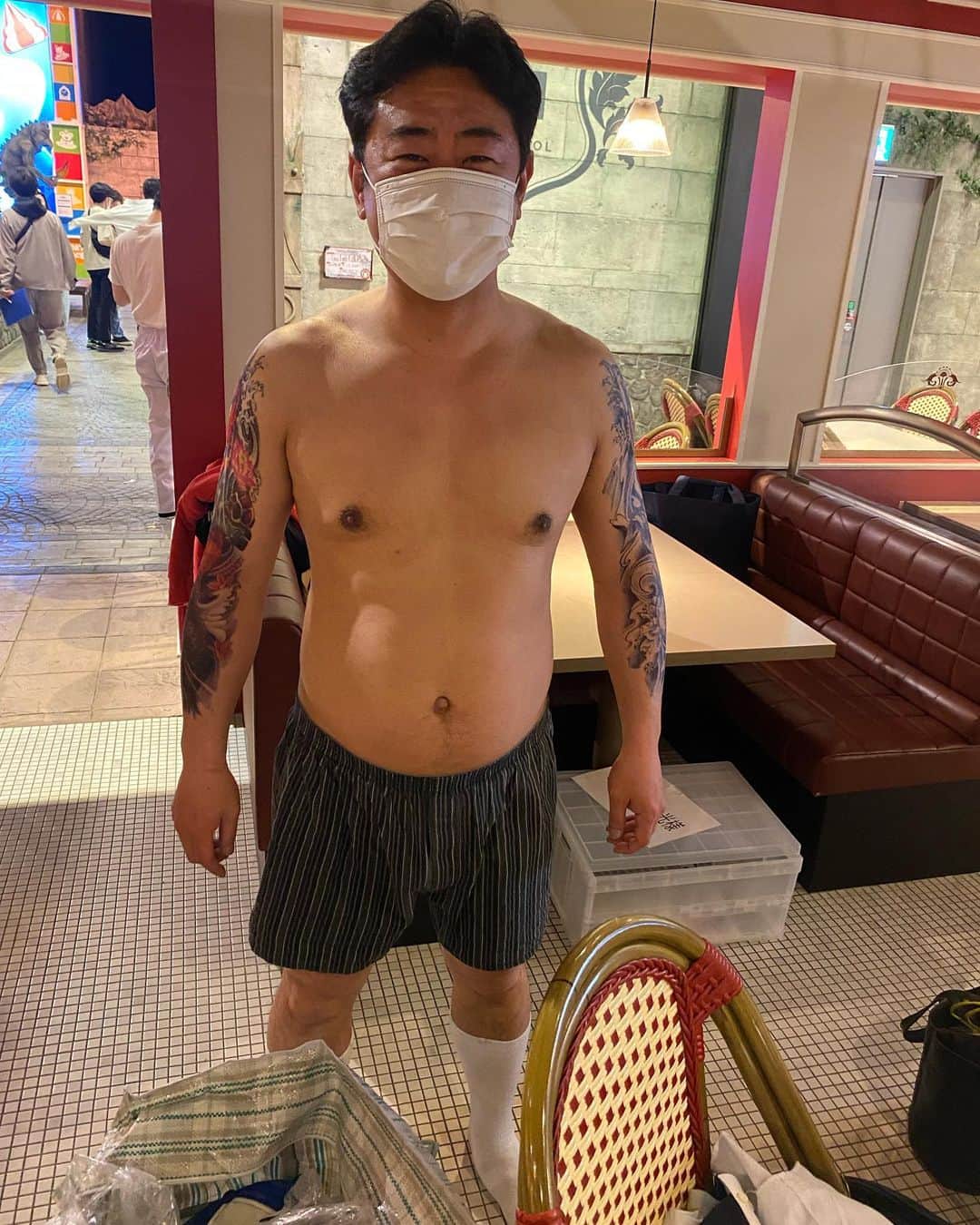 じろうさんのインスタグラム写真 - (じろうInstagram)「お風呂場でたまぁに遭遇する1番怖い体型のおじさんです。この体型が1番リアルで怖いです。」5月12日 0時54分 - sissonne_jiro