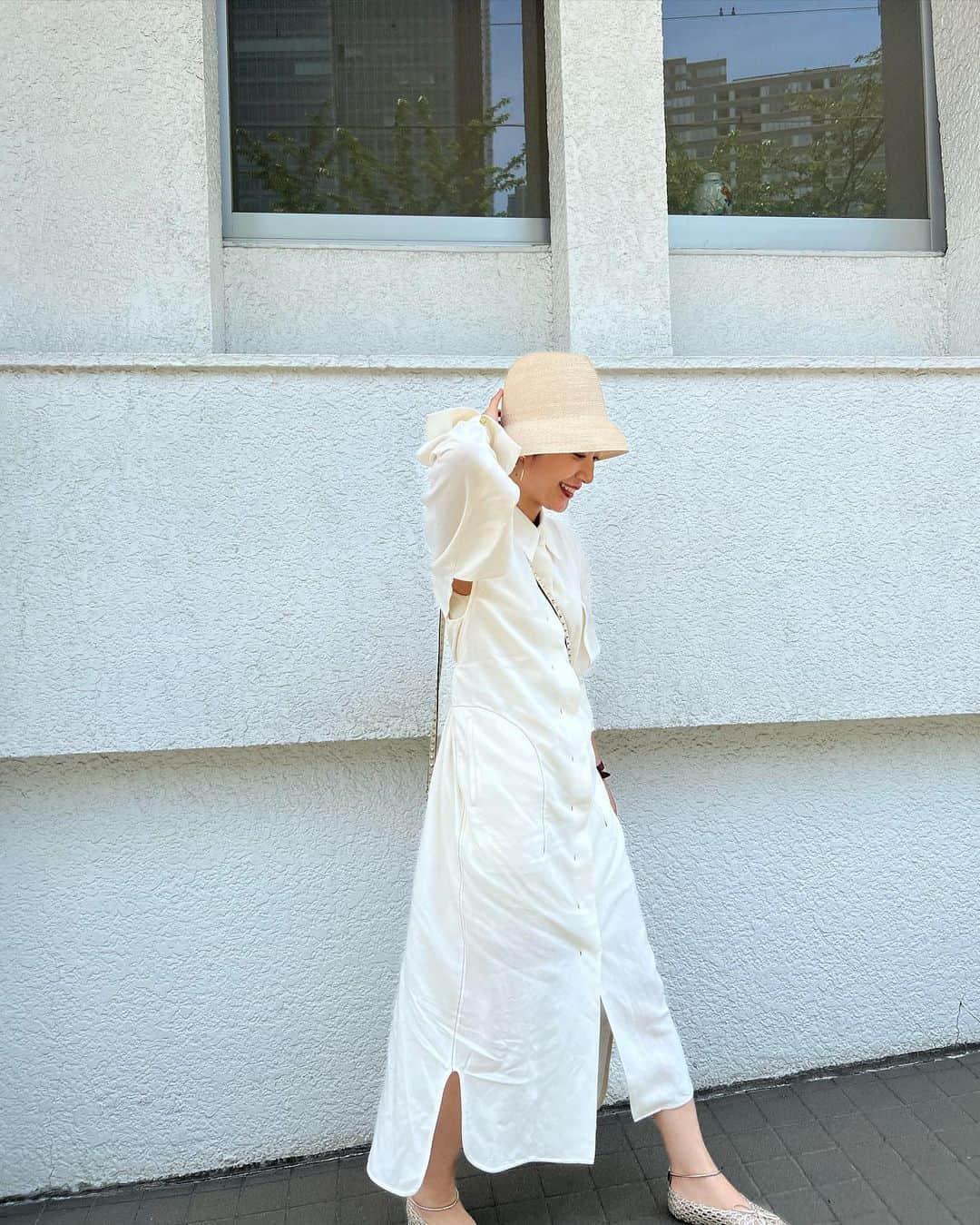吉田明世さんのインスタグラム写真 - (吉田明世Instagram)「one-piece & hat @mamekurogouchi   女性らしいデザインがとても素敵なmame バックのホールデザインに一目惚れしてしまいました。涼しげな質感なのでボタンを全開にして羽織にもできる！  そして最近帽子に挑戦中🤠 なんとなく照れてしまい、キャップがニット帽しか被れないタイプでしたが、笑 サラリと被れる人になりたいと訓練してます。笑  #mamekurogouchi #onepeace  #hat  #帽子は好きなのに #被ってる自分にふと恥ずかしくなるのって私だけでしょうか #私だけか😵‍💫  Photo by @hayashiminaho」5月12日 6時12分 - akiyo0414