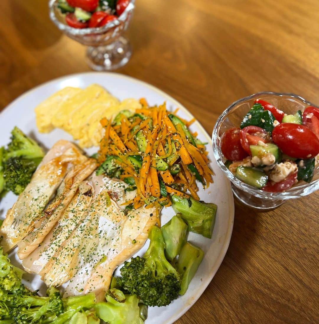 西山茉希さんのインスタグラム写真 - (西山茉希Instagram)「お弁当風夜ご飯。  #西山食堂 #お皿de弁当  ご飯敷き詰めて、 韓国海苔フレークまいて、 作ったアレコレ乗っけてく。  またやろう。 なんかワクワクした。 🌈😋🌈」5月12日 8時22分 - maki.nshiyama50