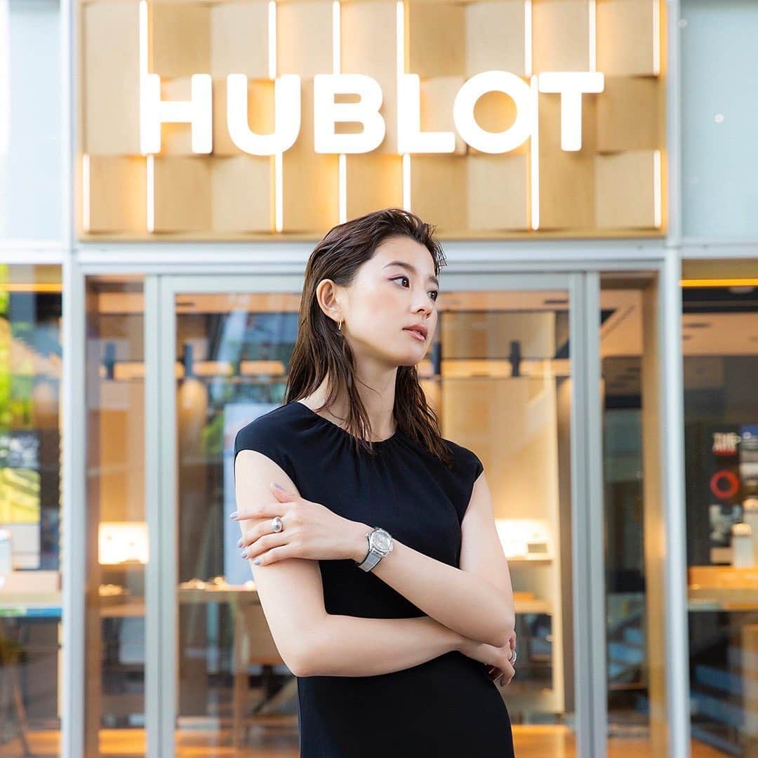 朝比奈彩さんのインスタグラム写真 - (朝比奈彩Instagram)「. . HUBLOTより、5月に日本限定モデル 「ビッグ・バン ワンクリック モノクローム スチール ダイヤモンド」が誕生しました💓 . 早速、ウブロ表参道ブティックに行ってきました！！⭐️ . 私はフォーマルなワンピースに合わせました💕 時計をアクセントに、カジュアルなコーディネートに 合わせるのも素敵ですよね！❤️ . . @hublot  @hublot_japan  @hublot_omotesando  #Hublot  #ウブロ」5月12日 13時13分 - asahina_aya